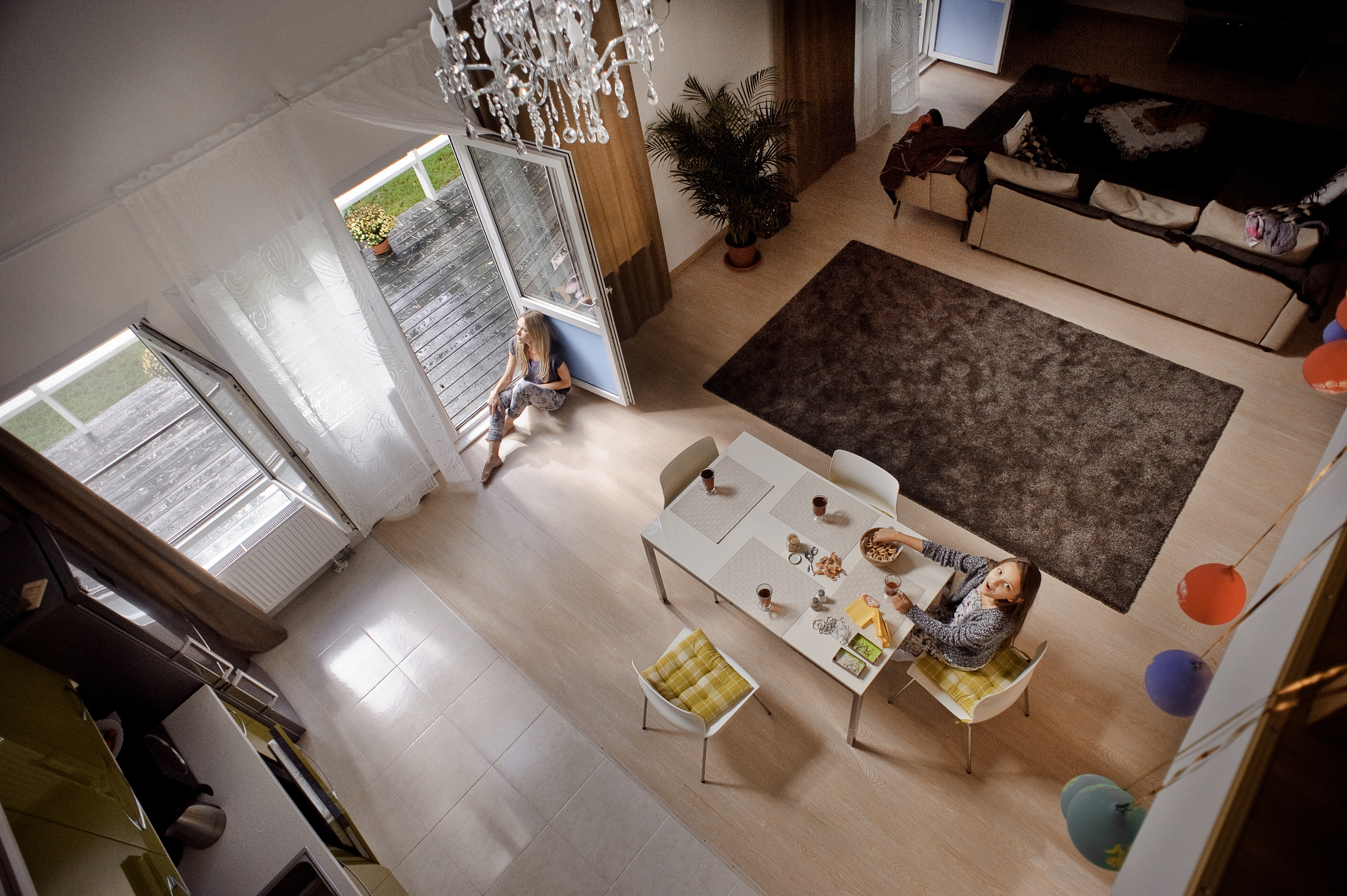 семейная фотосессия в съемном доме летом во время дождя