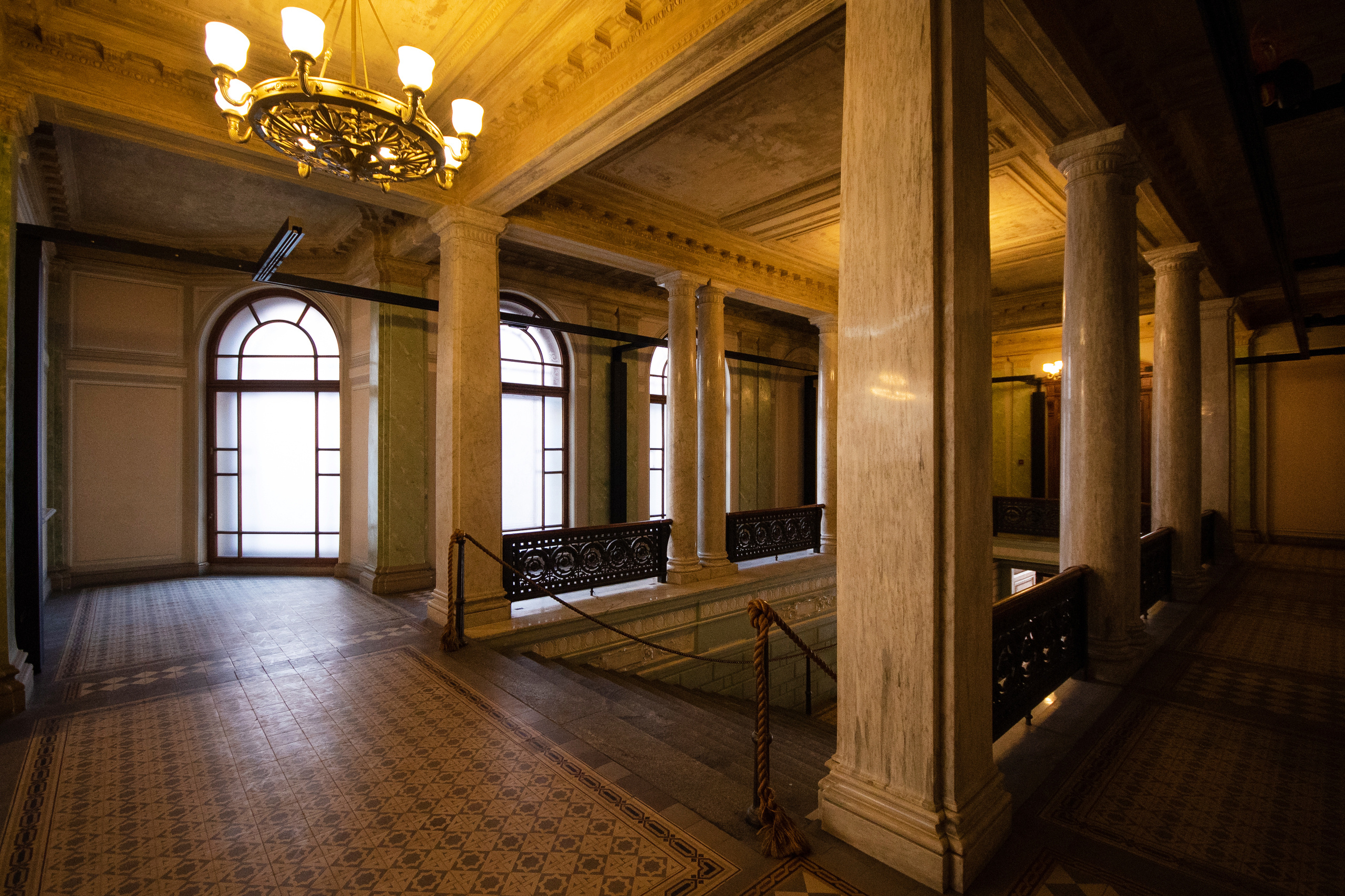 дворцы в Санкт-Петербурге для свадебной фотосессии в дождь, осенью или зимой