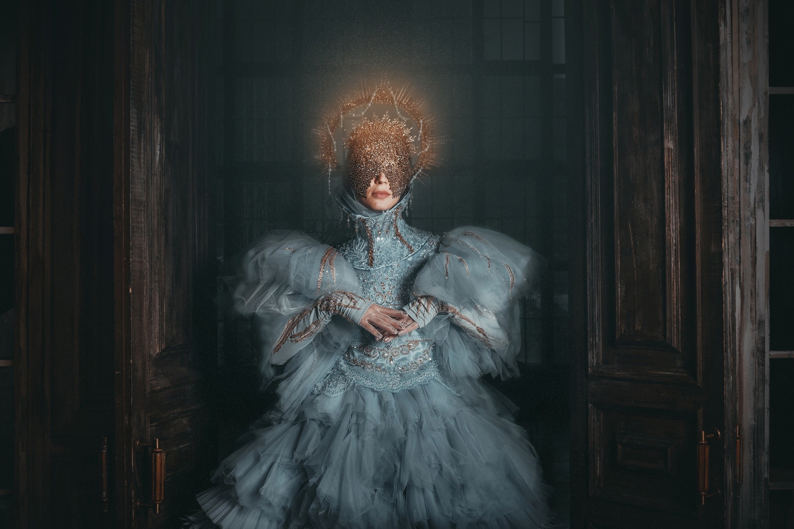 Голубой Ангел позирует во дворце фотографу на мероприятии.