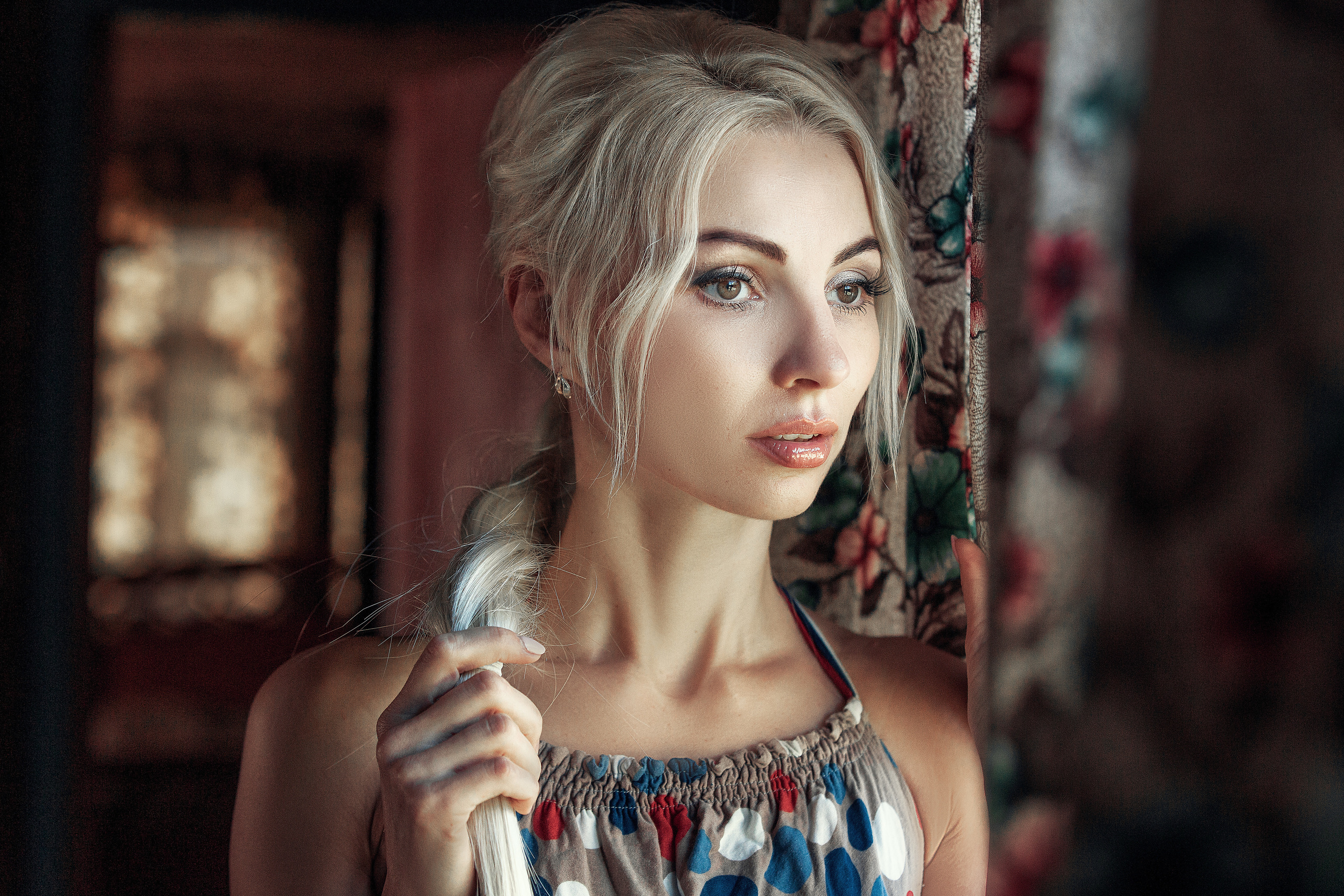 блондинка крупным планом смотрит в окно