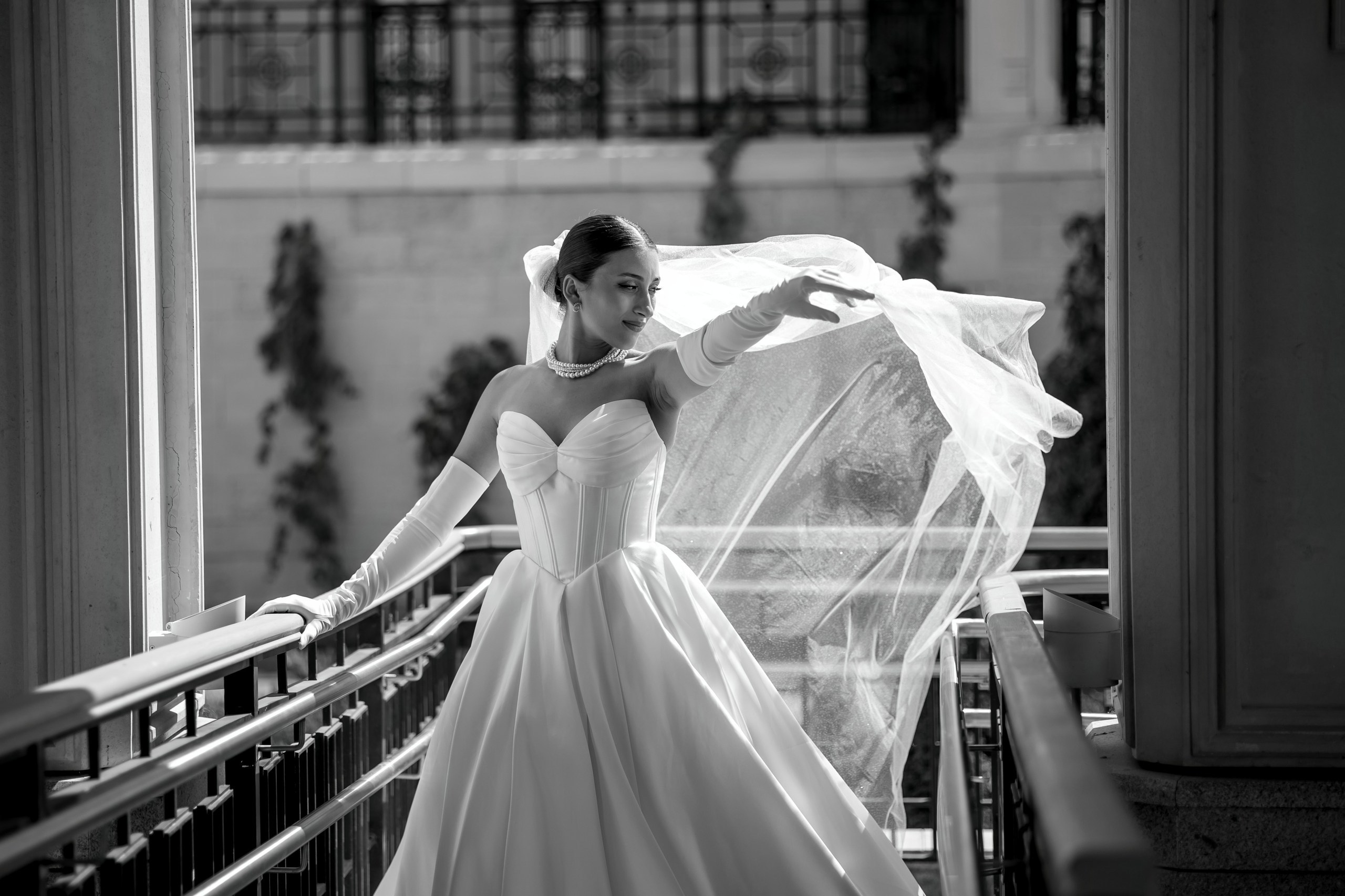 Невеста в кружевном платье 