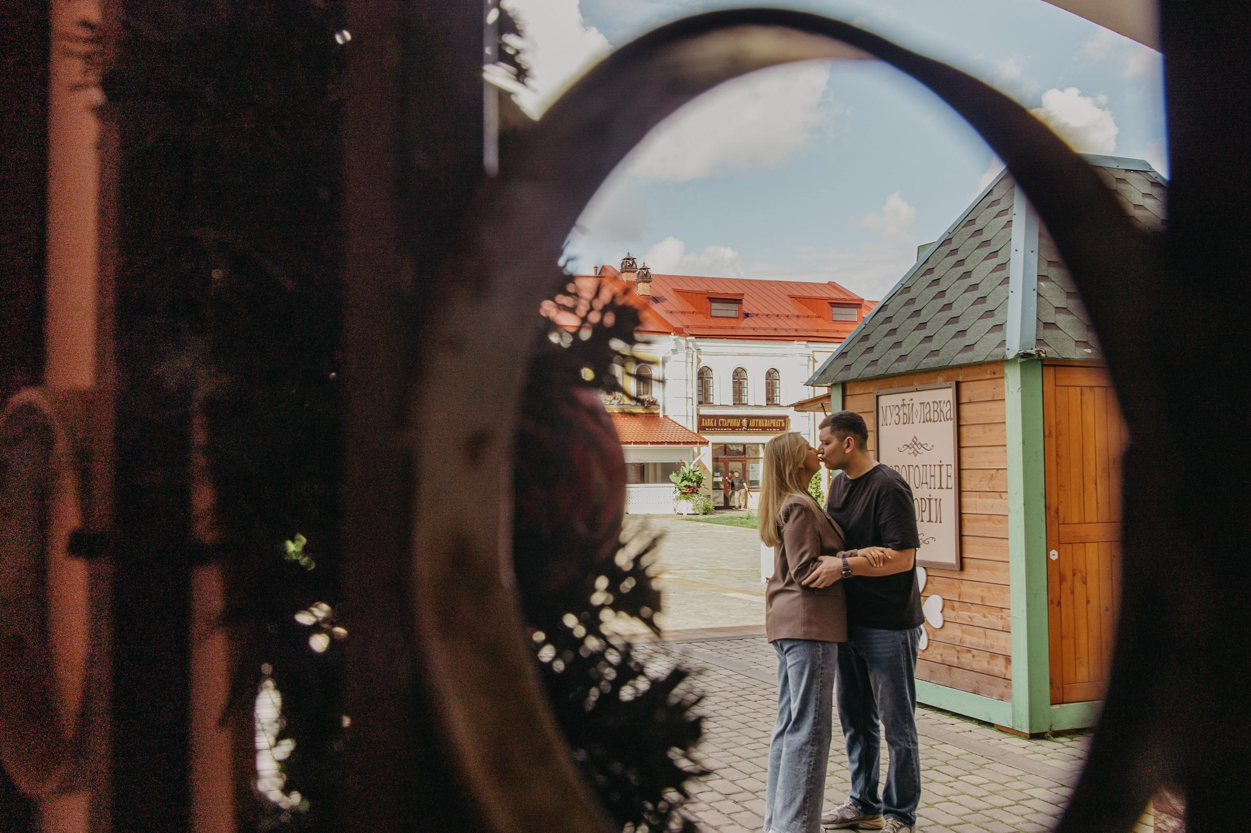 Творческая фотосессия пары в Рыбинске — поцелуй на прогулке