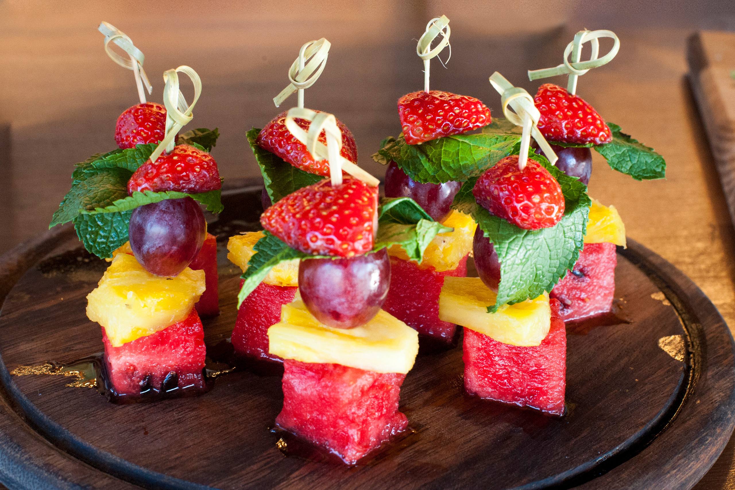 Закуска на фуршет Фруктовые шпажки из сезонных фруктов