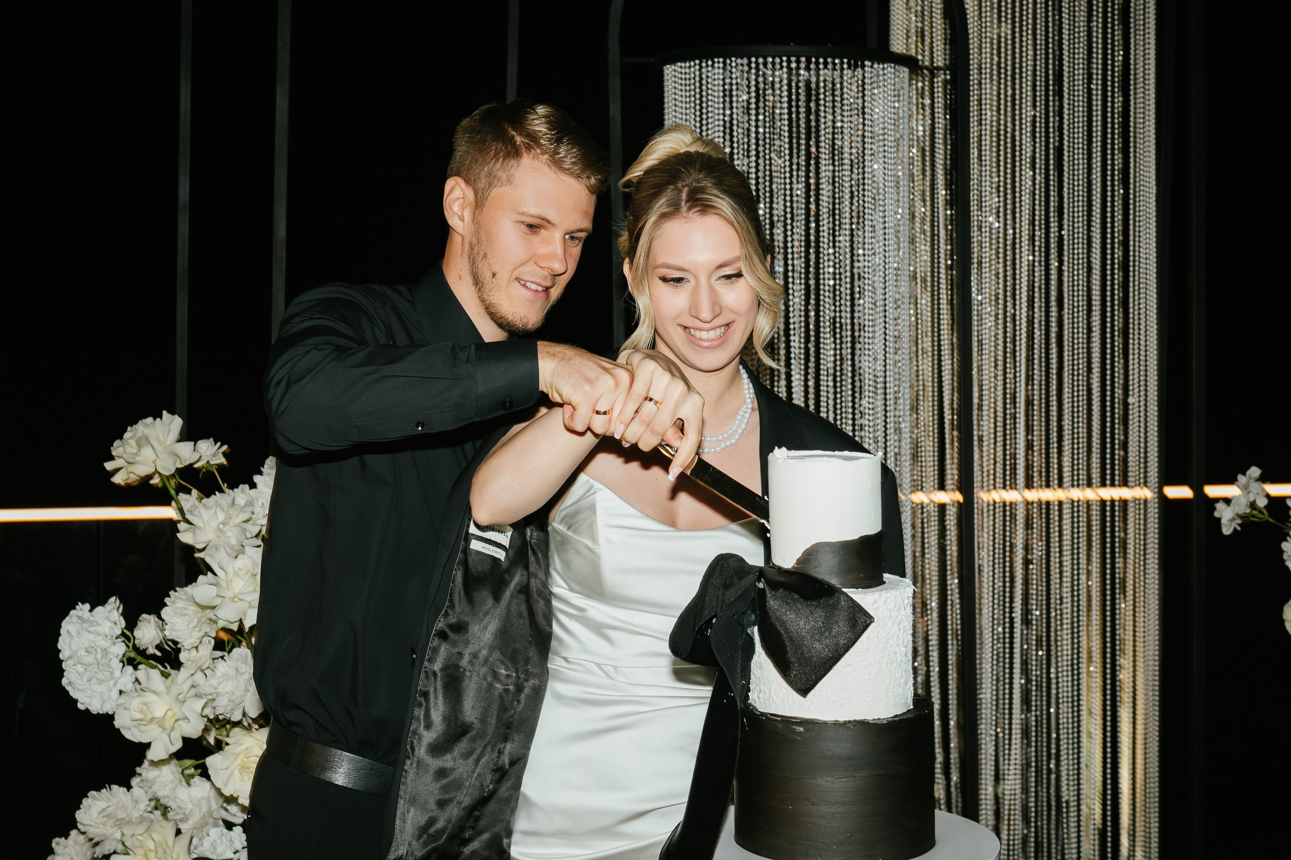 Жених и невеста разрезают свадебный торт