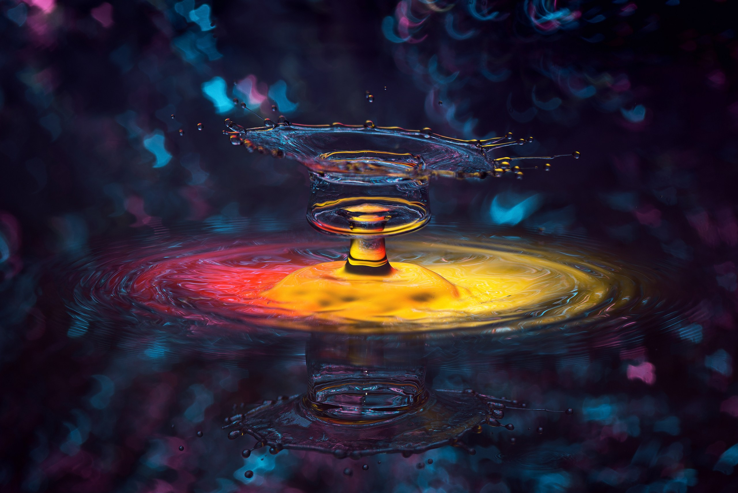 Разноцветный красивый фон боке с каплей.