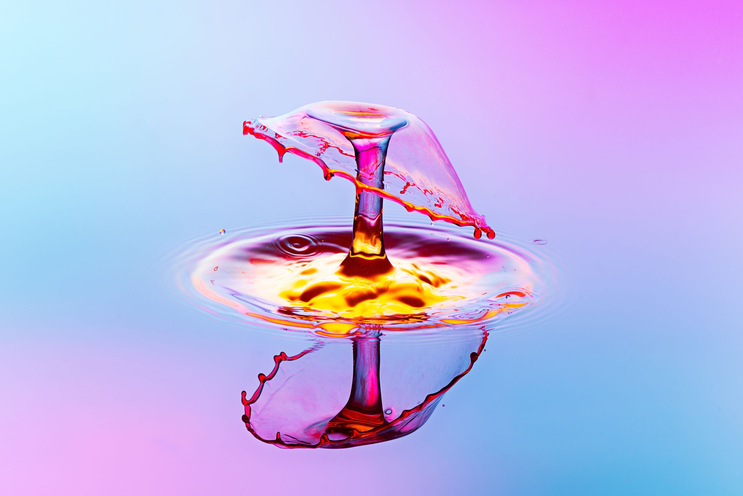 Разноцветная капля классической формы в виде зонтика.