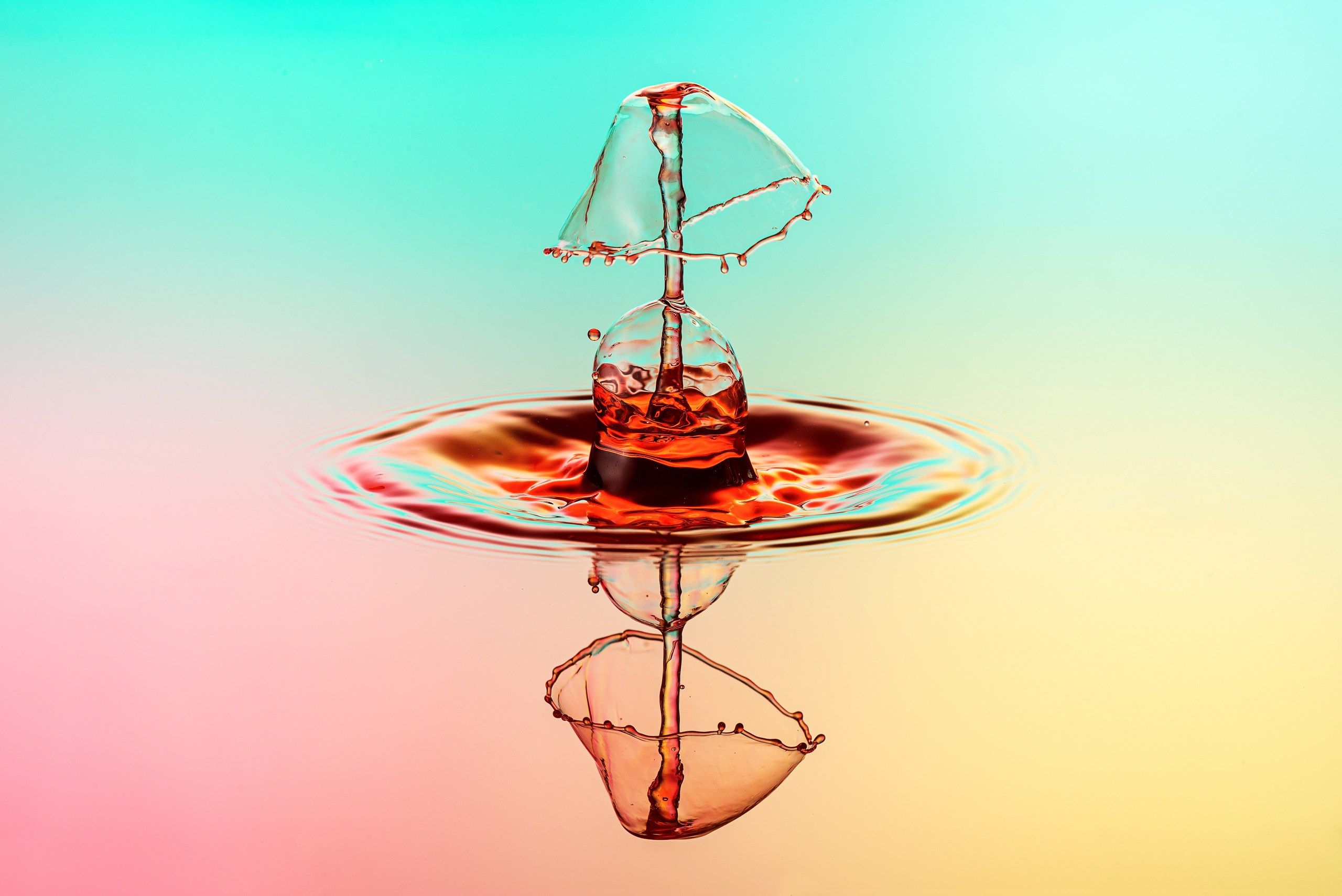 Разноцветный фон, красивая капля воды