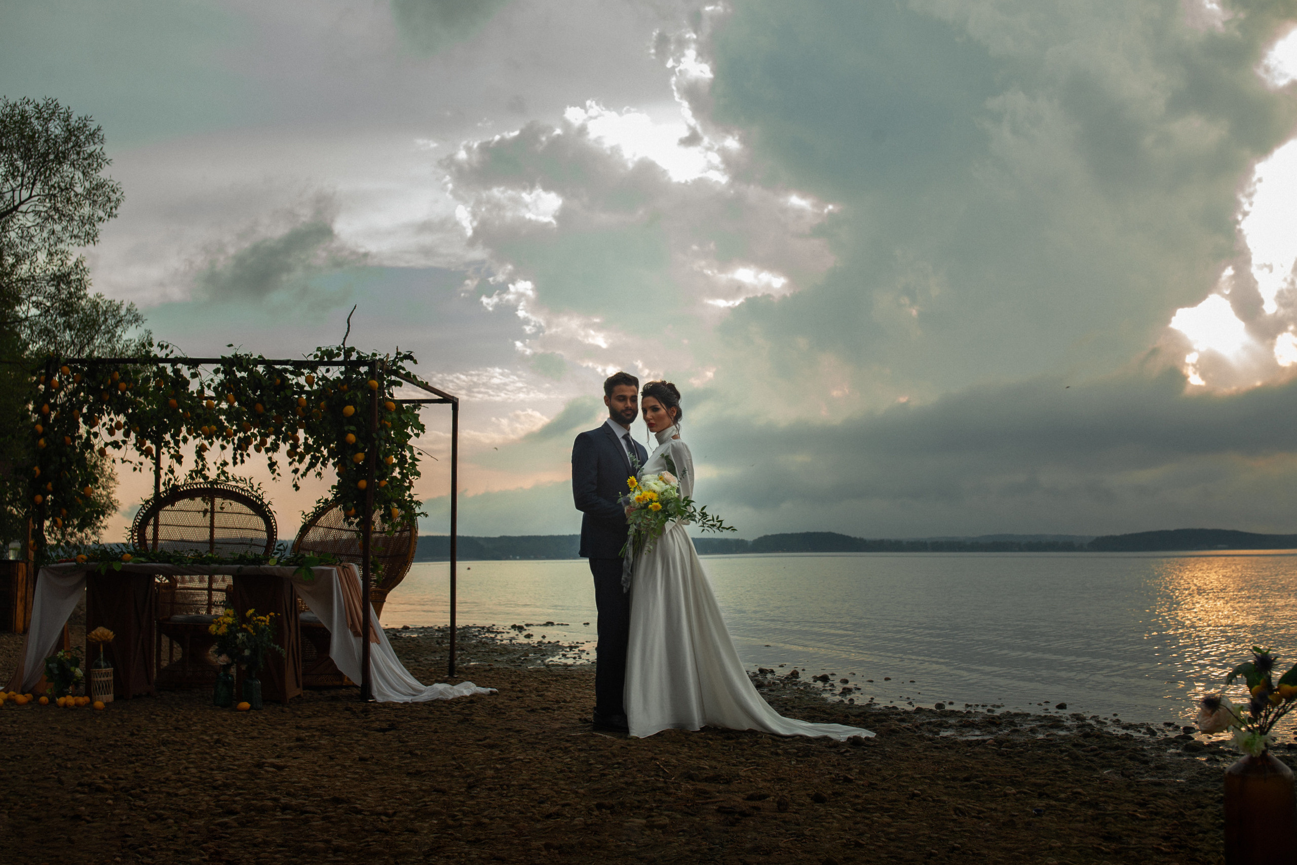 Красивая фотосъемка молодоженов на берегу Минского моря