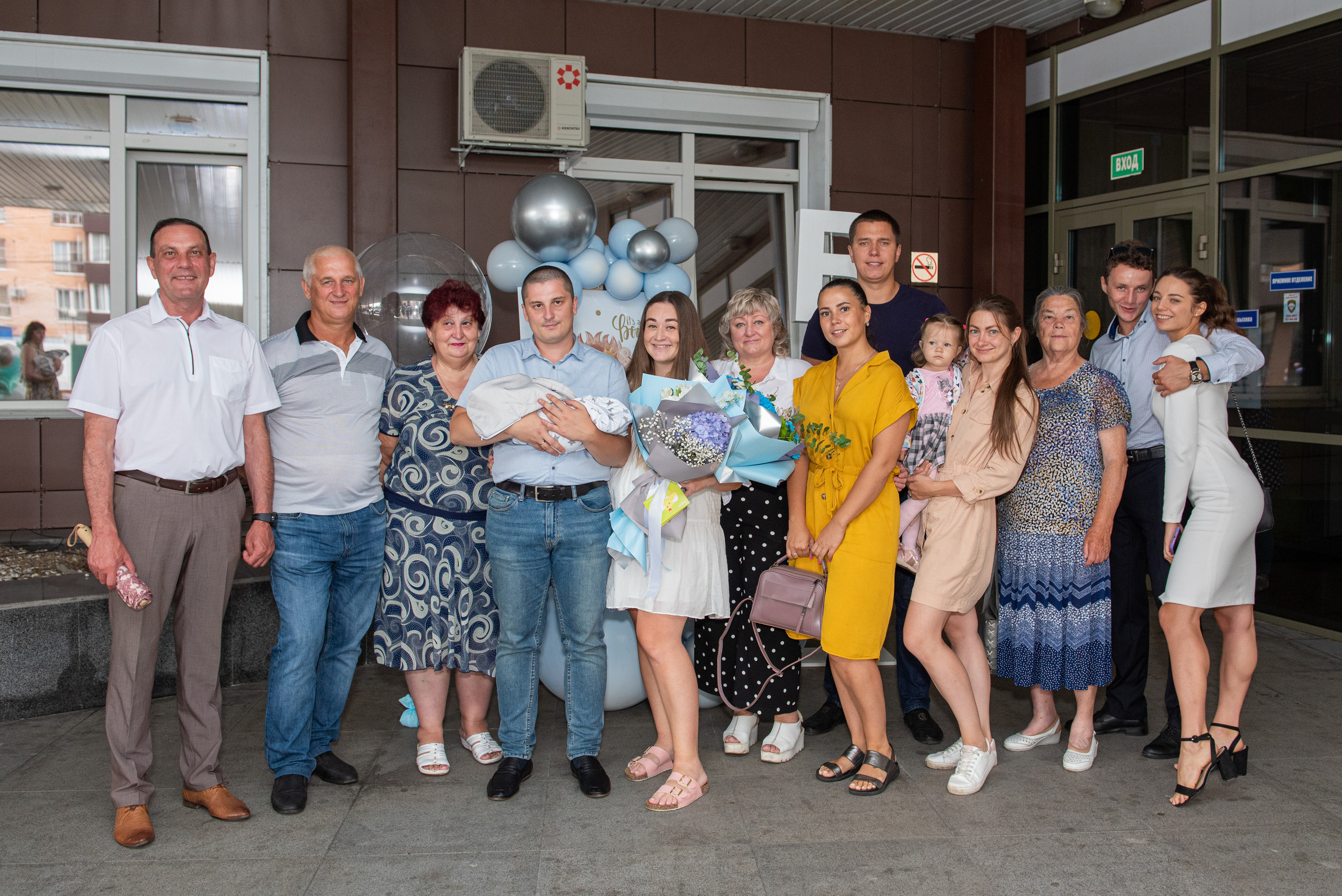 Выписка из родильного роддома фотография с родственниками