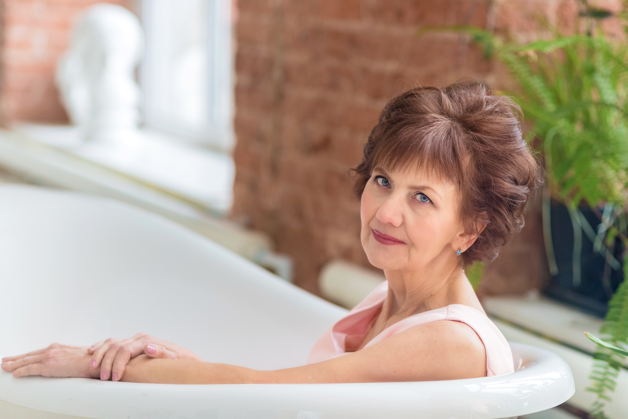 Пожилая женщина в красивой студии в ванной