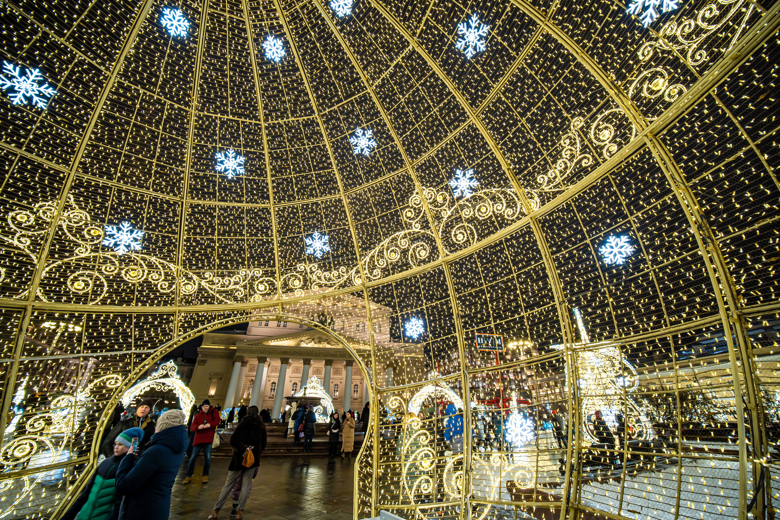 Новогодний шар перед Большим театром