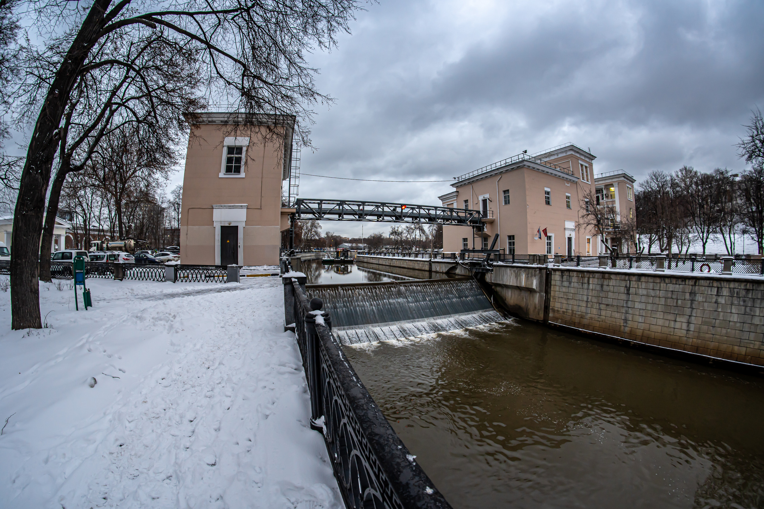 Вид на Сыромятнический гидроузел