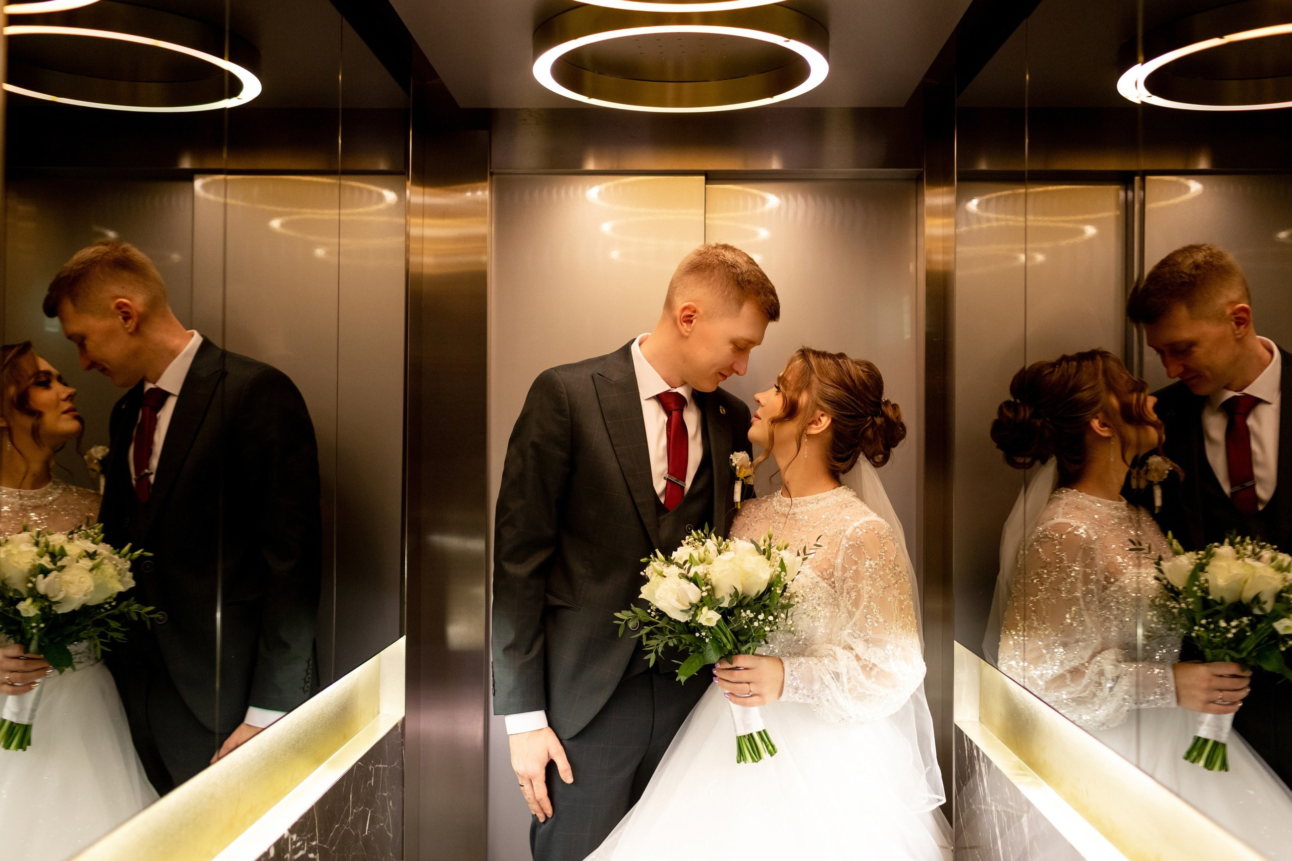 Сборы невесты в отеле Петербурга: фотография в лифте отеля Гамма.