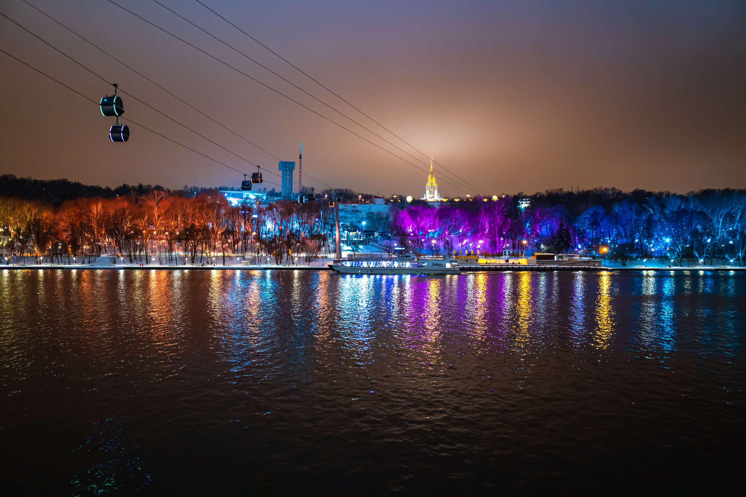 Вид на Лужники и МГУ