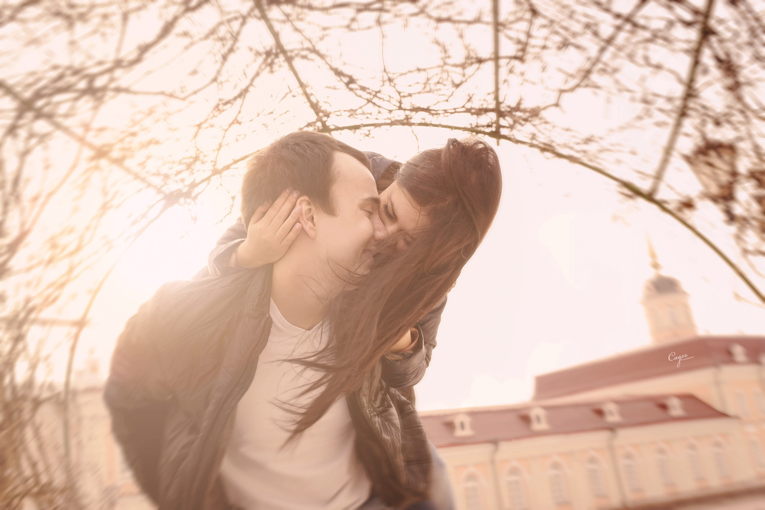 Романтическая Love Story фотосессия в Казани, профессиональный фотограф в г. Казани +79172284430, съёмка истории любви на природе в парке или студии, эмоциональные кадры пар, городской стиль, свадебные и домашние фото, кинематографичные образы, лучший фотограф для пар в Казани +79172284430