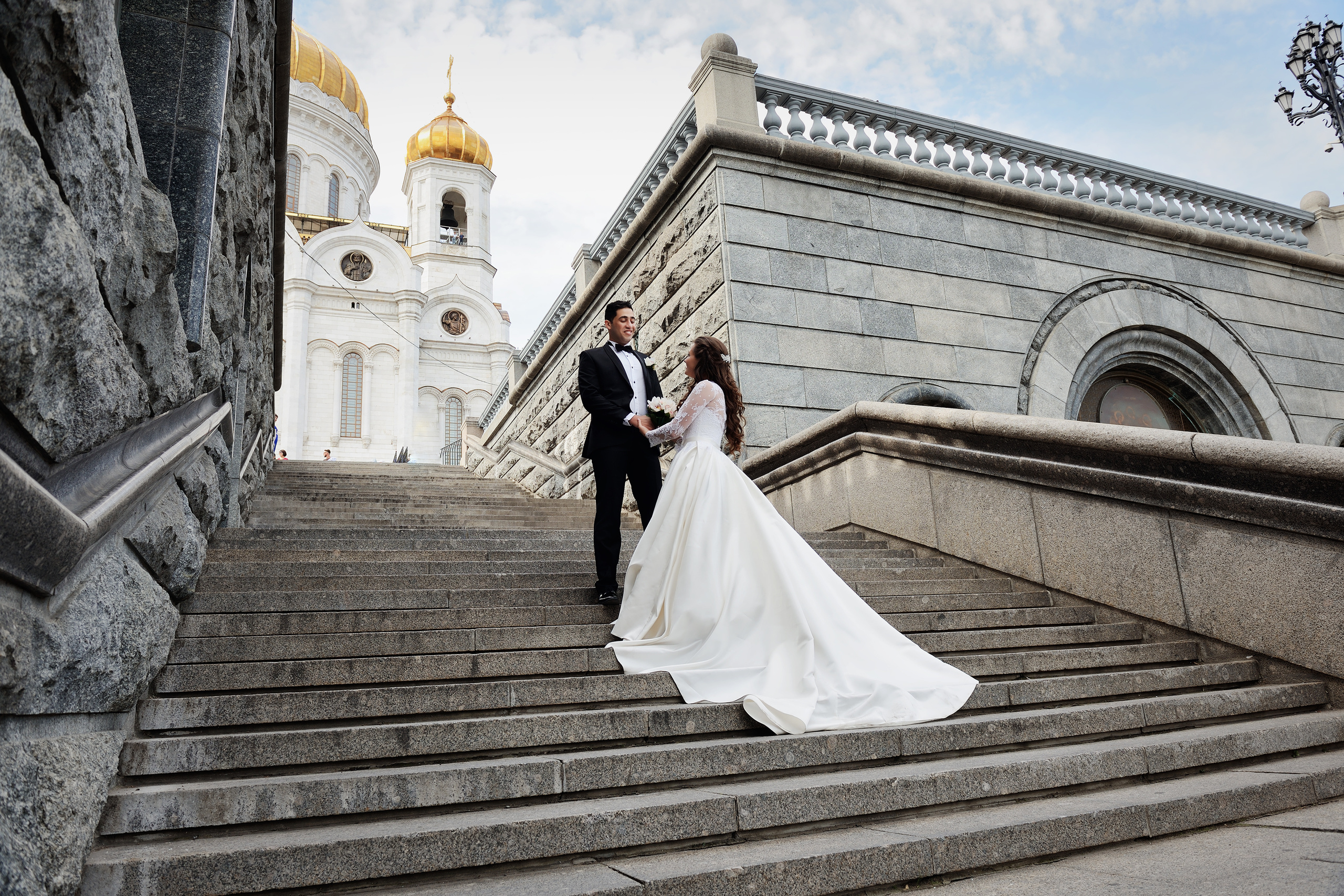 Свадебная фотосессия около Храма Христа Спасителя