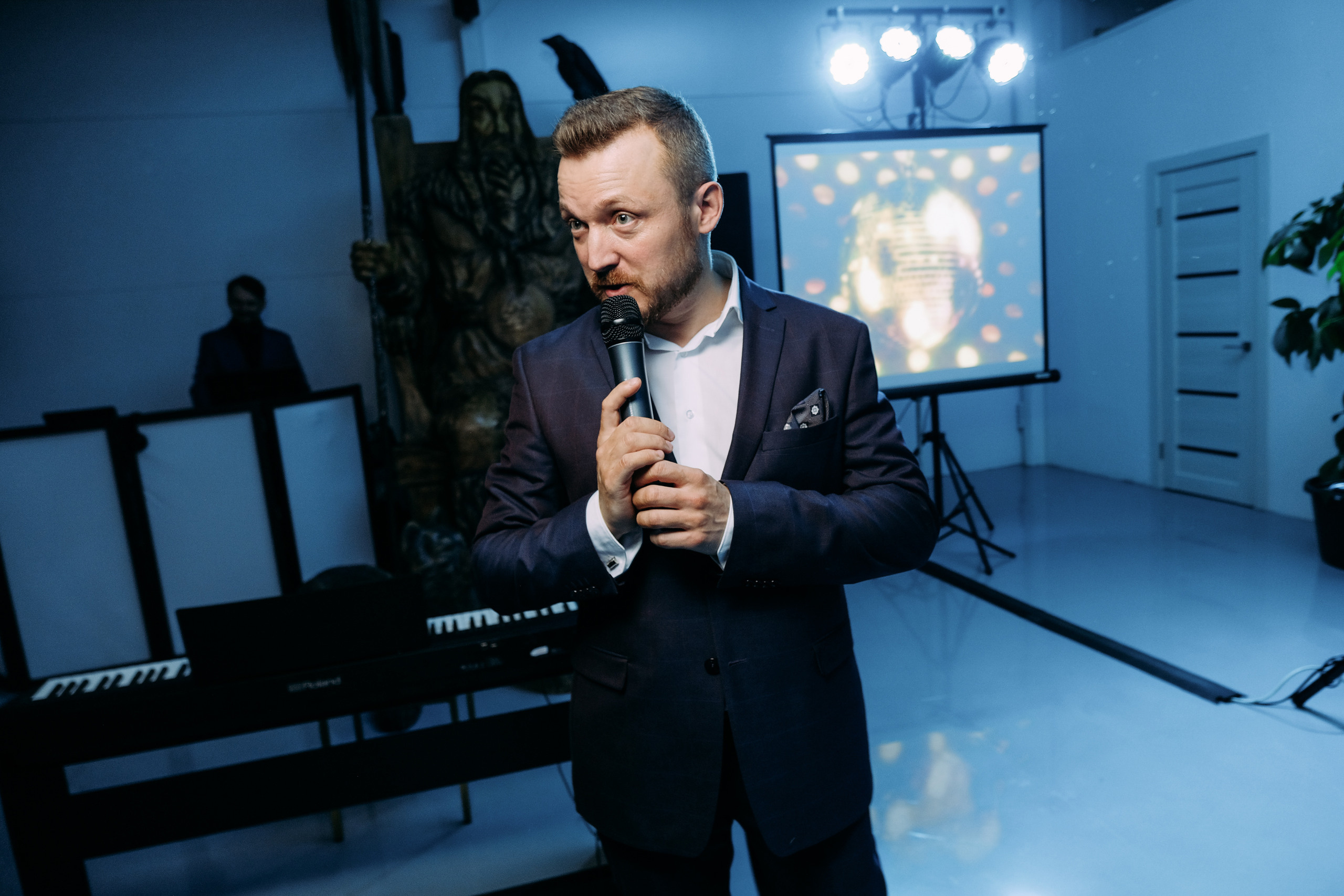 Стоимость услуг ведущего корпоративов и деловых мероприятий. Цена веду. Ведущий на свадьбу, корпоратив и юбилей в Москве Сергей Рябинин