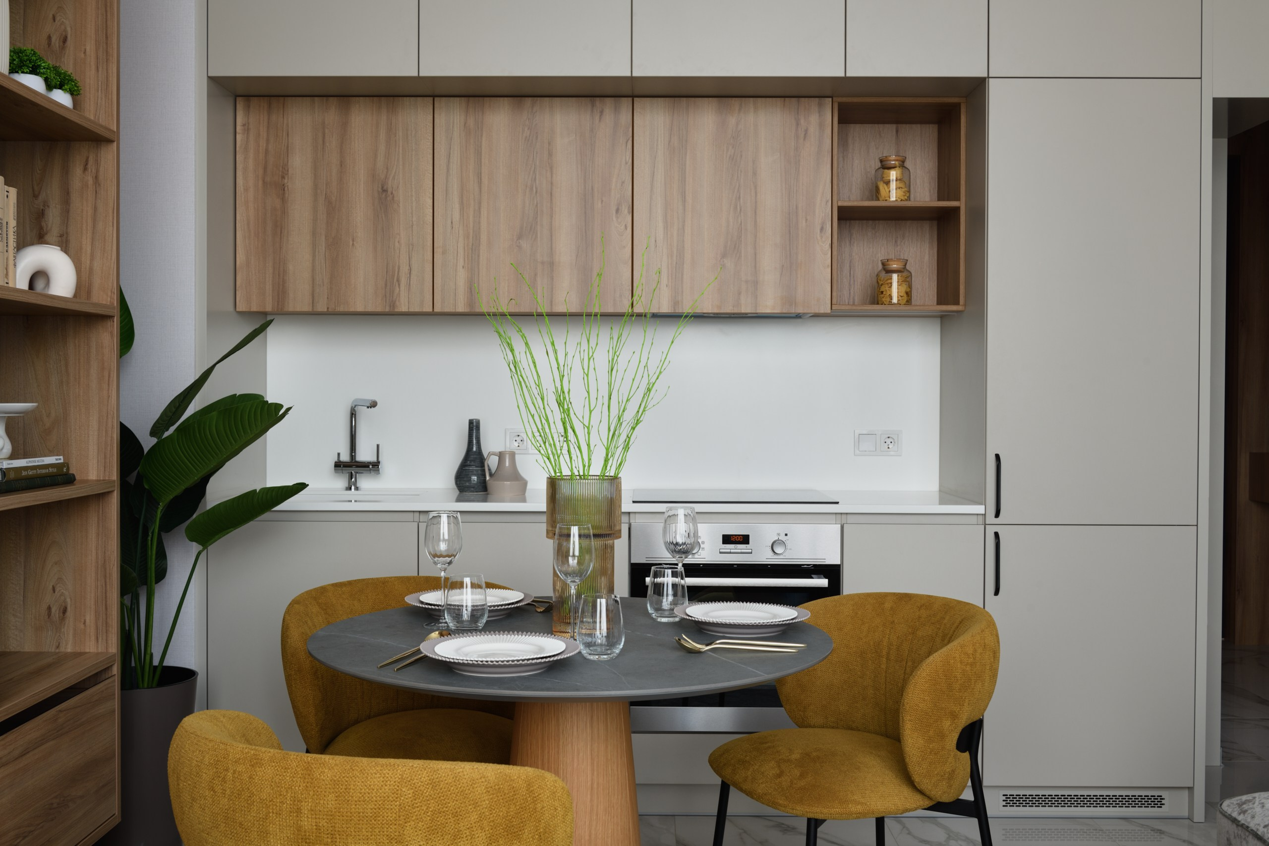 Гостиная: деревянные панели и декор на полках