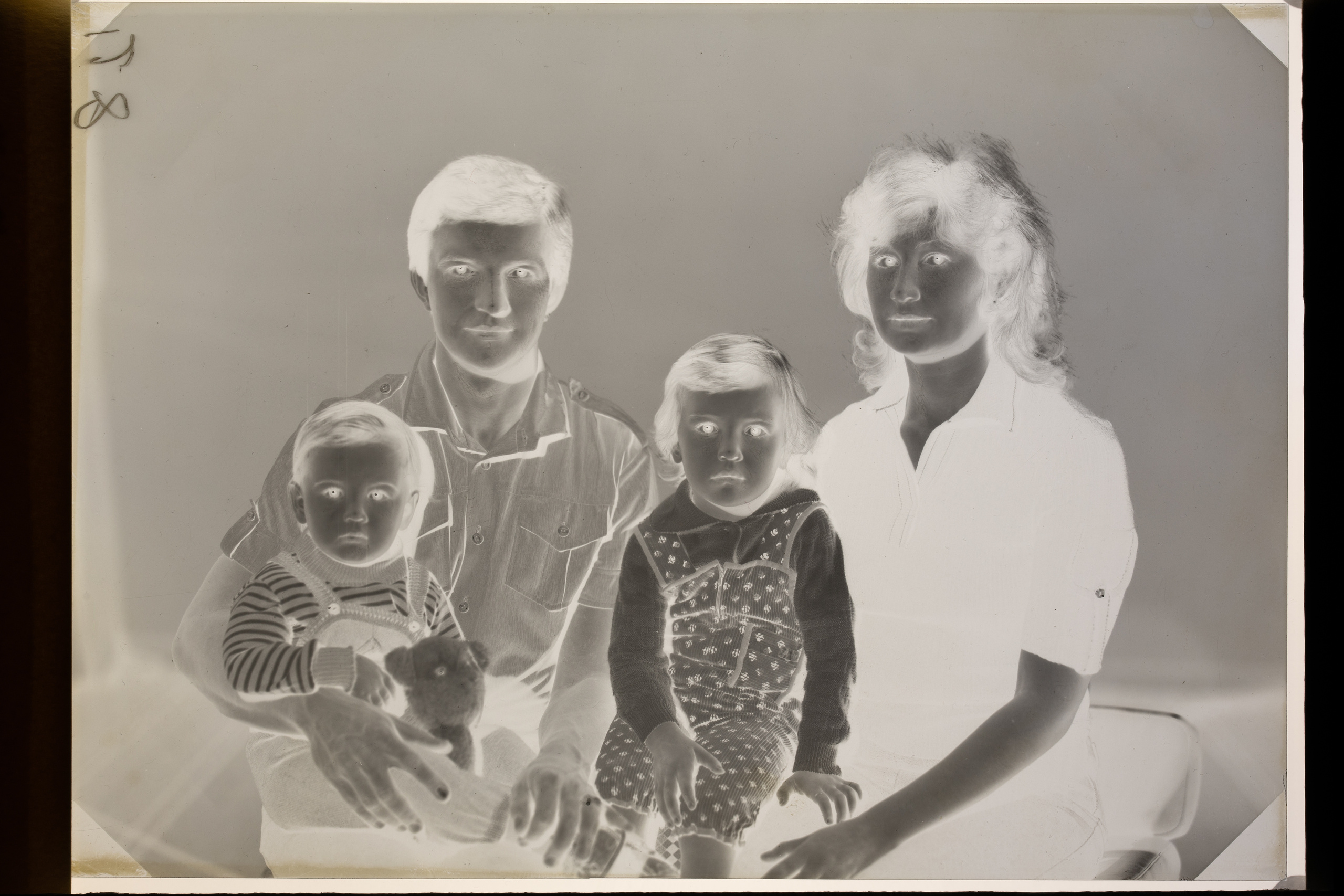 Оцифрованный негатив на листовой фото плёнке