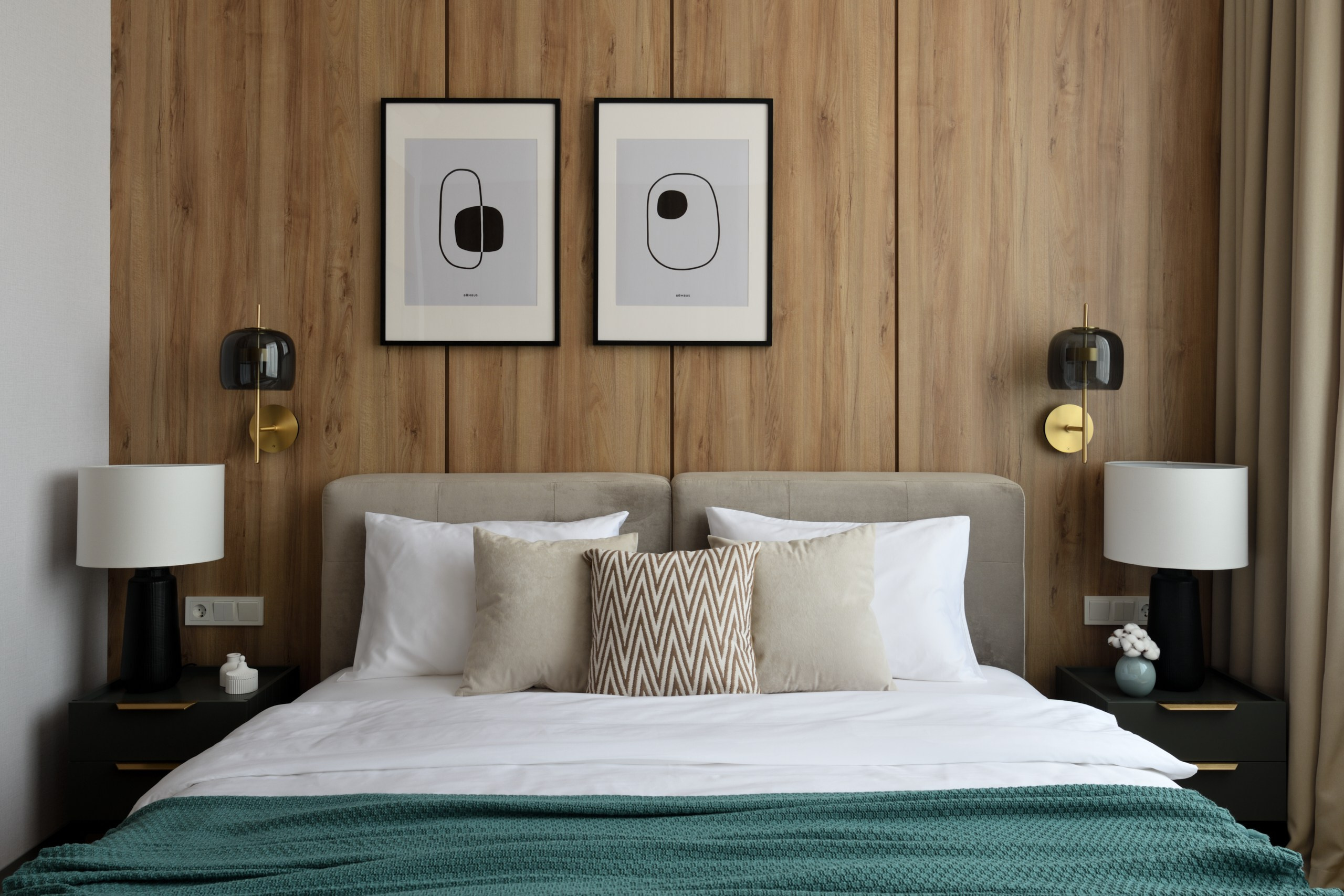 Спальня: деревянные панели за изголовьем, прикроватные тумбы, Асимметрия 