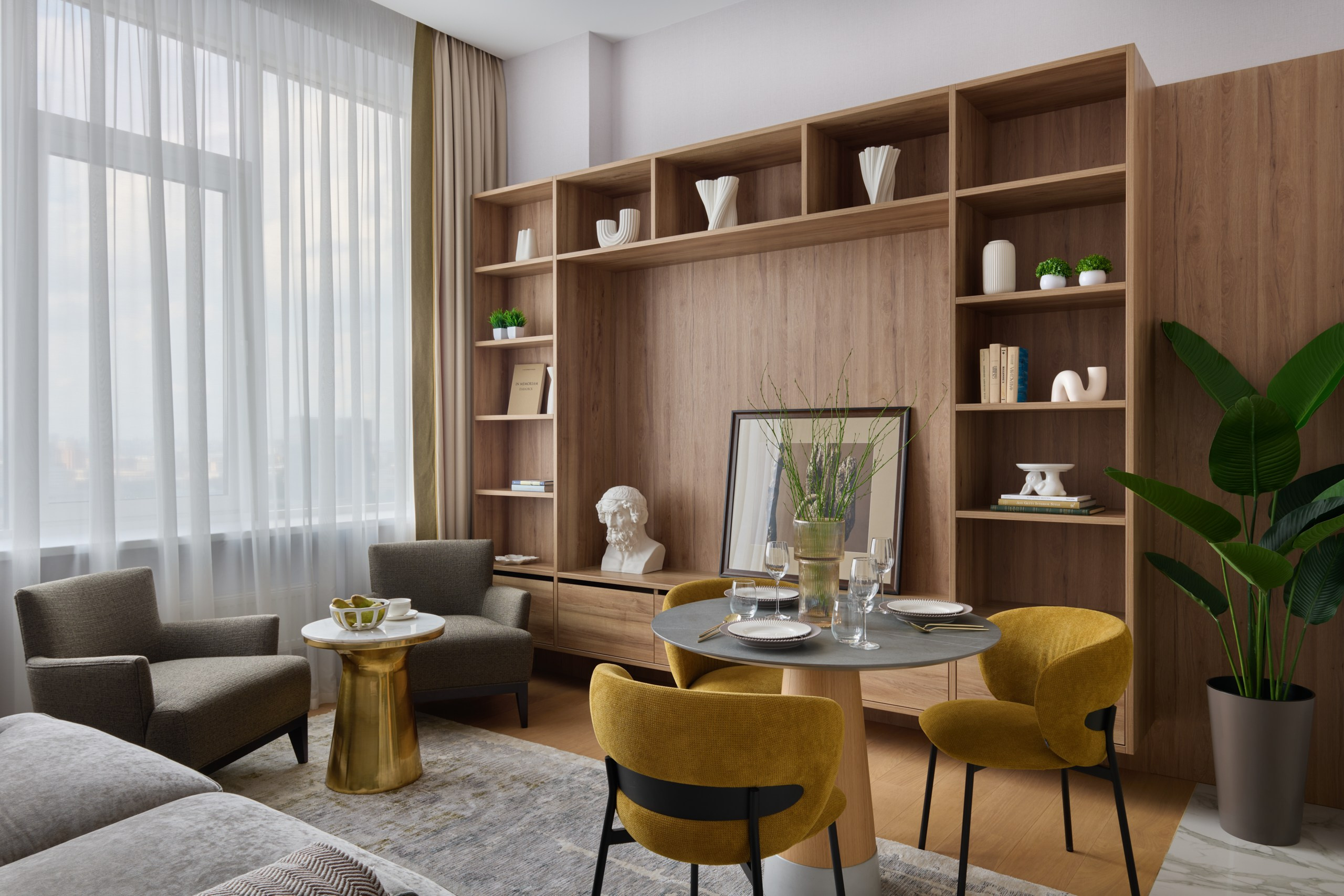 Гостиная: деревянные панели и декор на полках