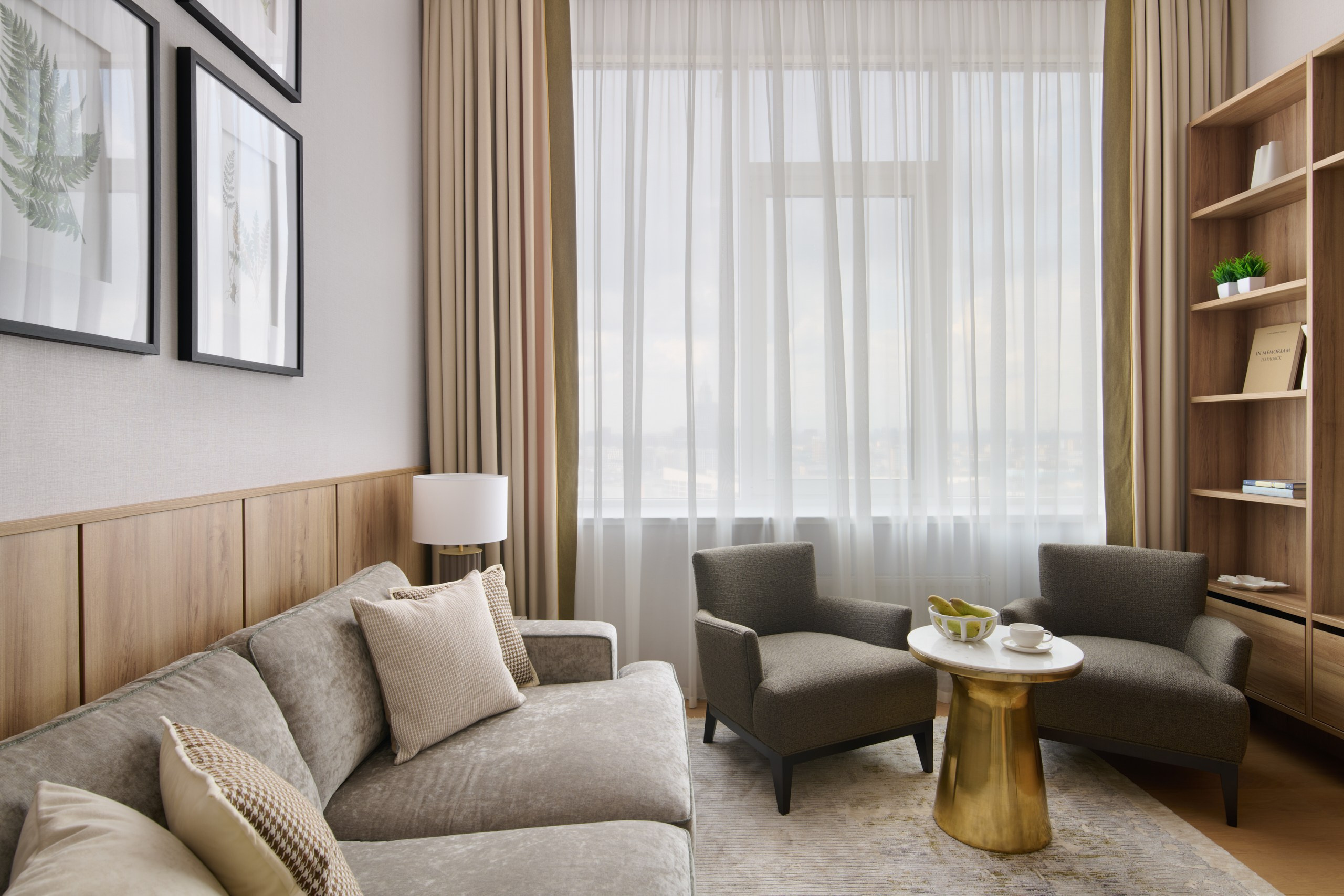 Гостиная: деревянные панели и декор на полках