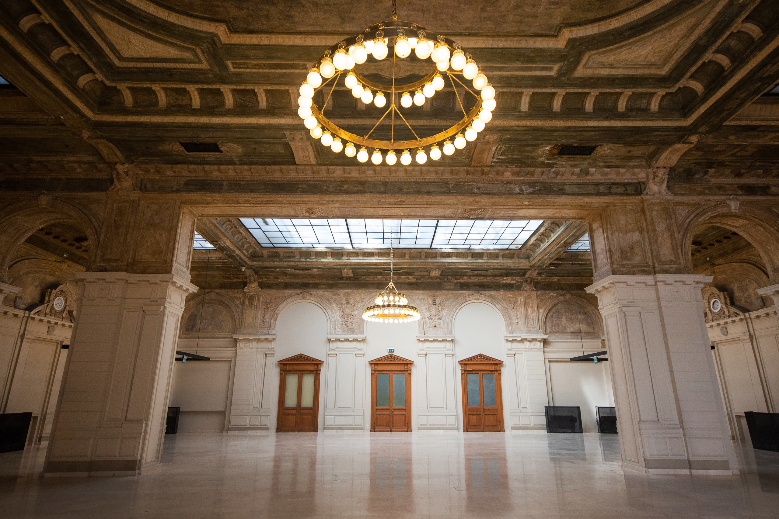 дворцы в Санкт-Петербурге для свадебной фотосессии в дождь, осенью или зимой