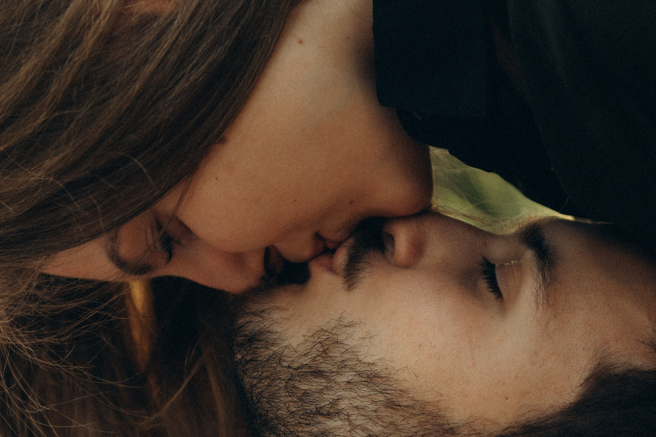 Кинематографичная история пары в объективе Василия Дана. Живая фотосессия Love Story в Новосибирске с пленочным зерном.