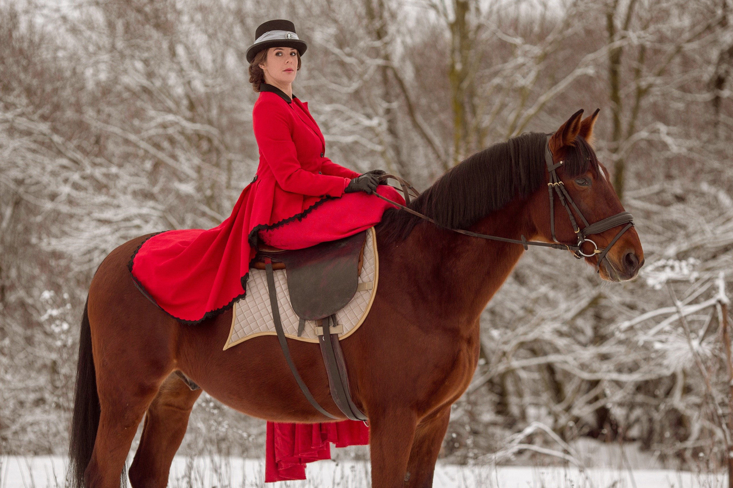 Фотосессия в красном костюме с лошадью