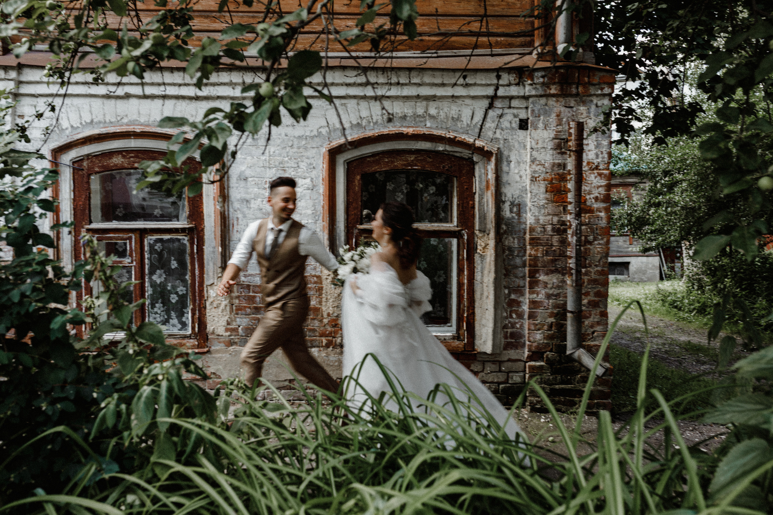 Шутки, танцы и душевные песни у костра в завершение вечера. Свадебный фотограф Аня Милграм