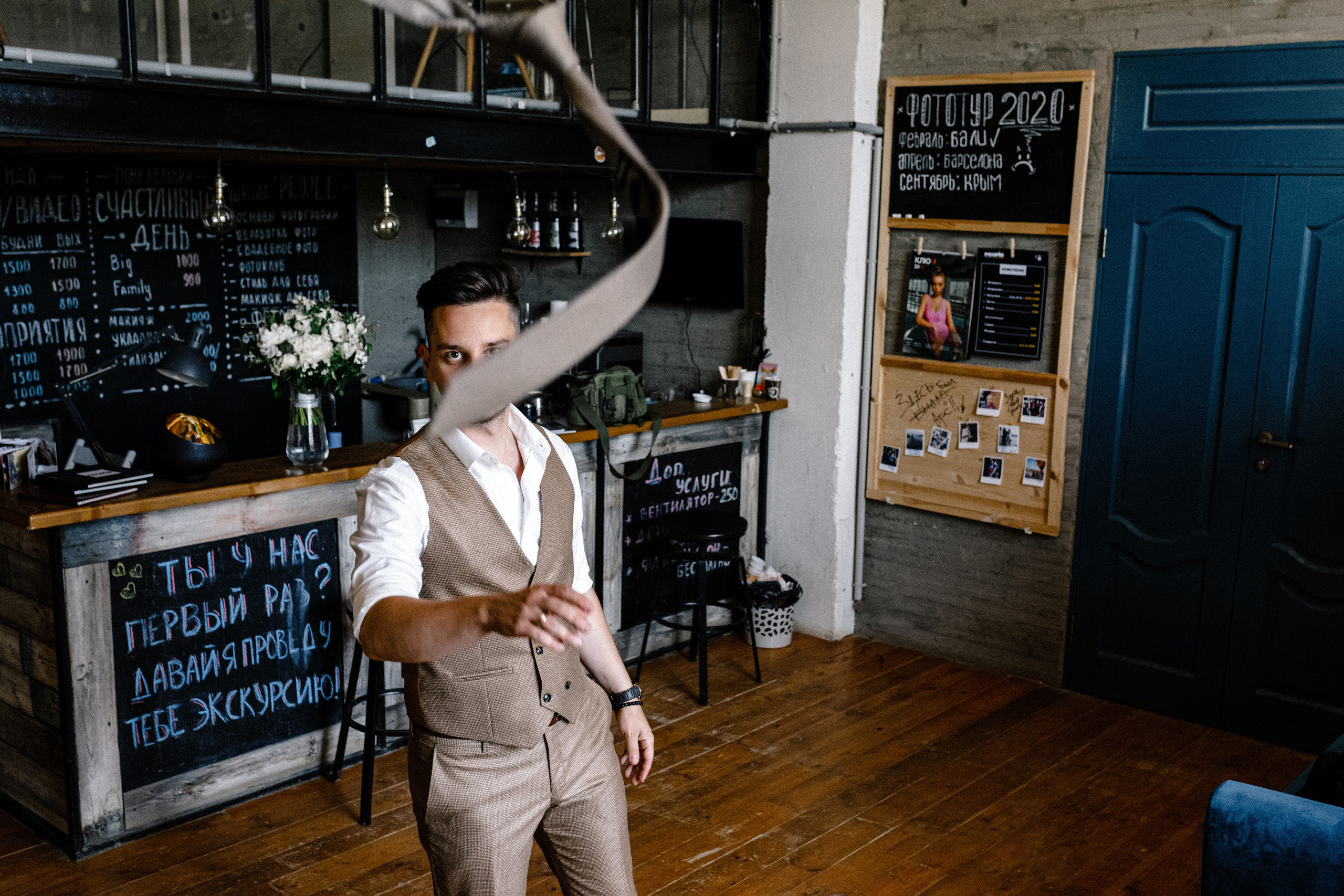 Шутки, танцы и душевные песни у костра в завершение вечера. Свадебный фотограф Аня Милграм