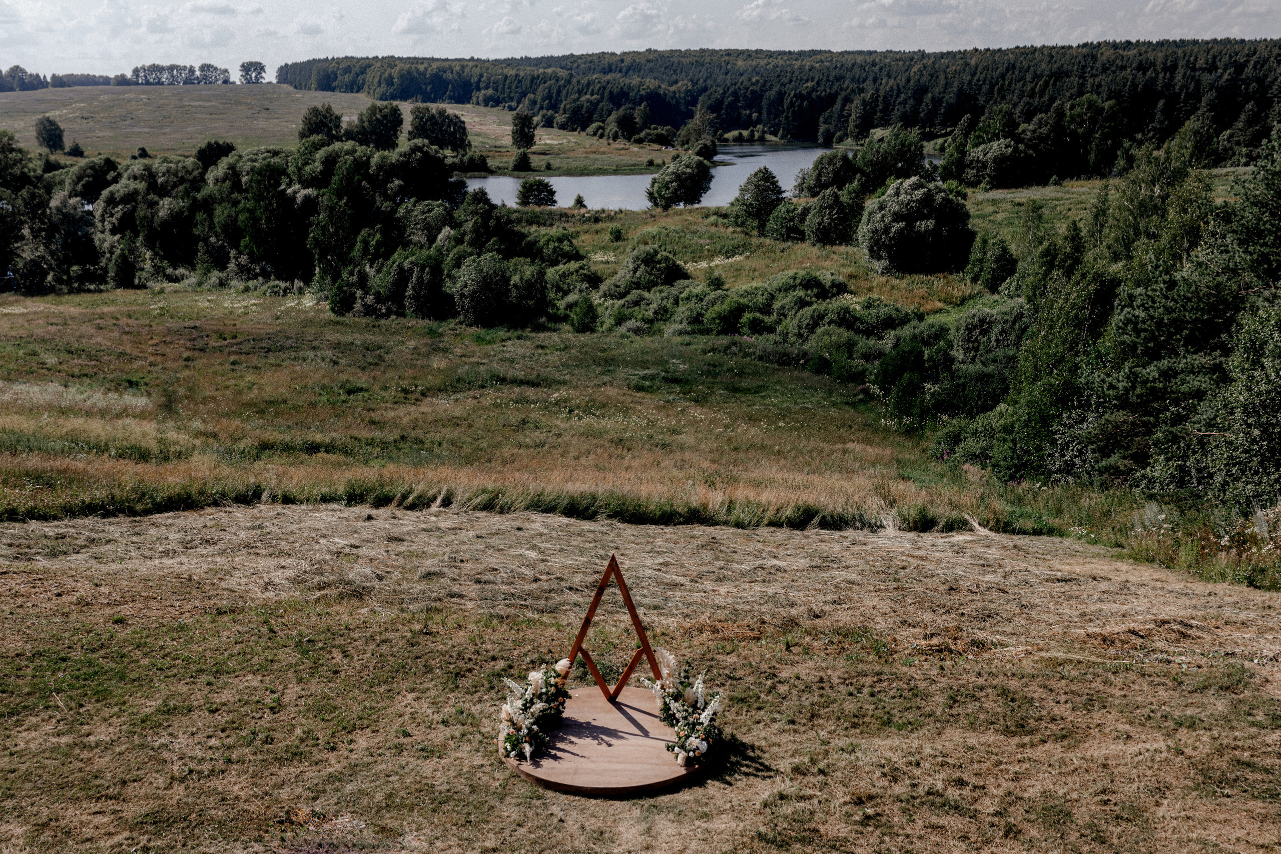 Шутки, танцы и душевные песни у костра в завершение вечера. Свадебный фотограф Аня Милграм