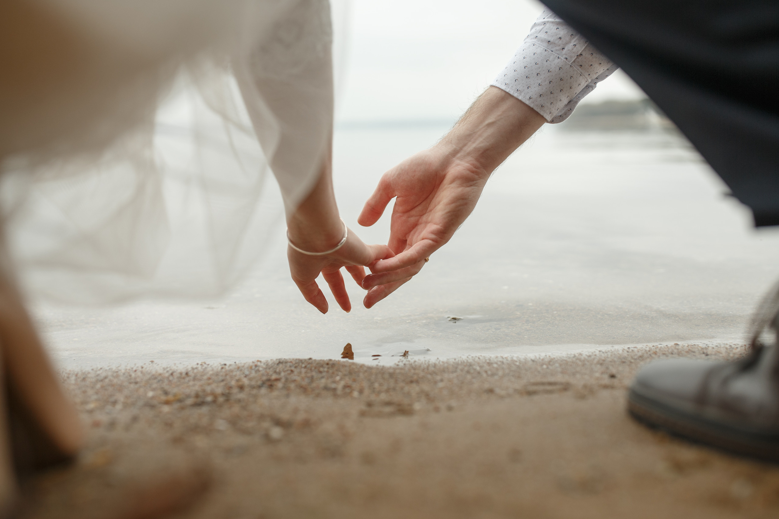 Свадебная прогулка красивой пары на берегу озера