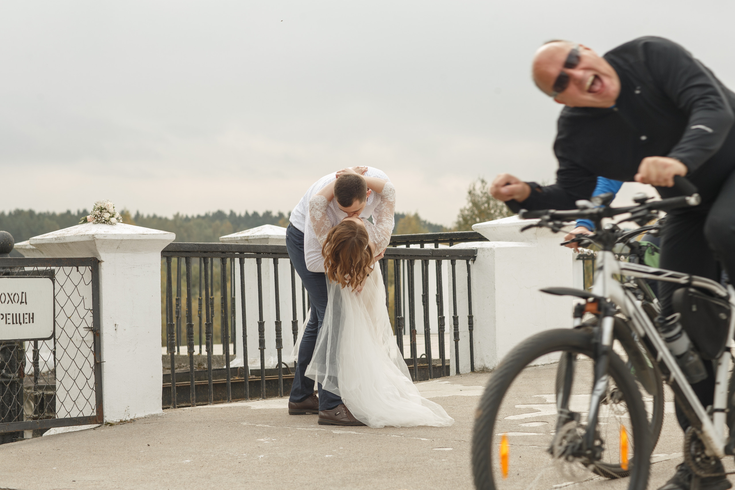 Свадебная прогулка красивой пары на берегу озера