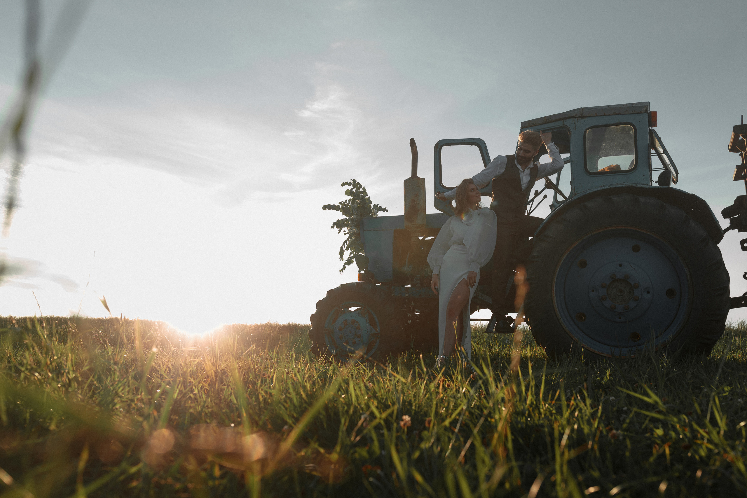 Стилизованная фотосессия молодой пары на закате