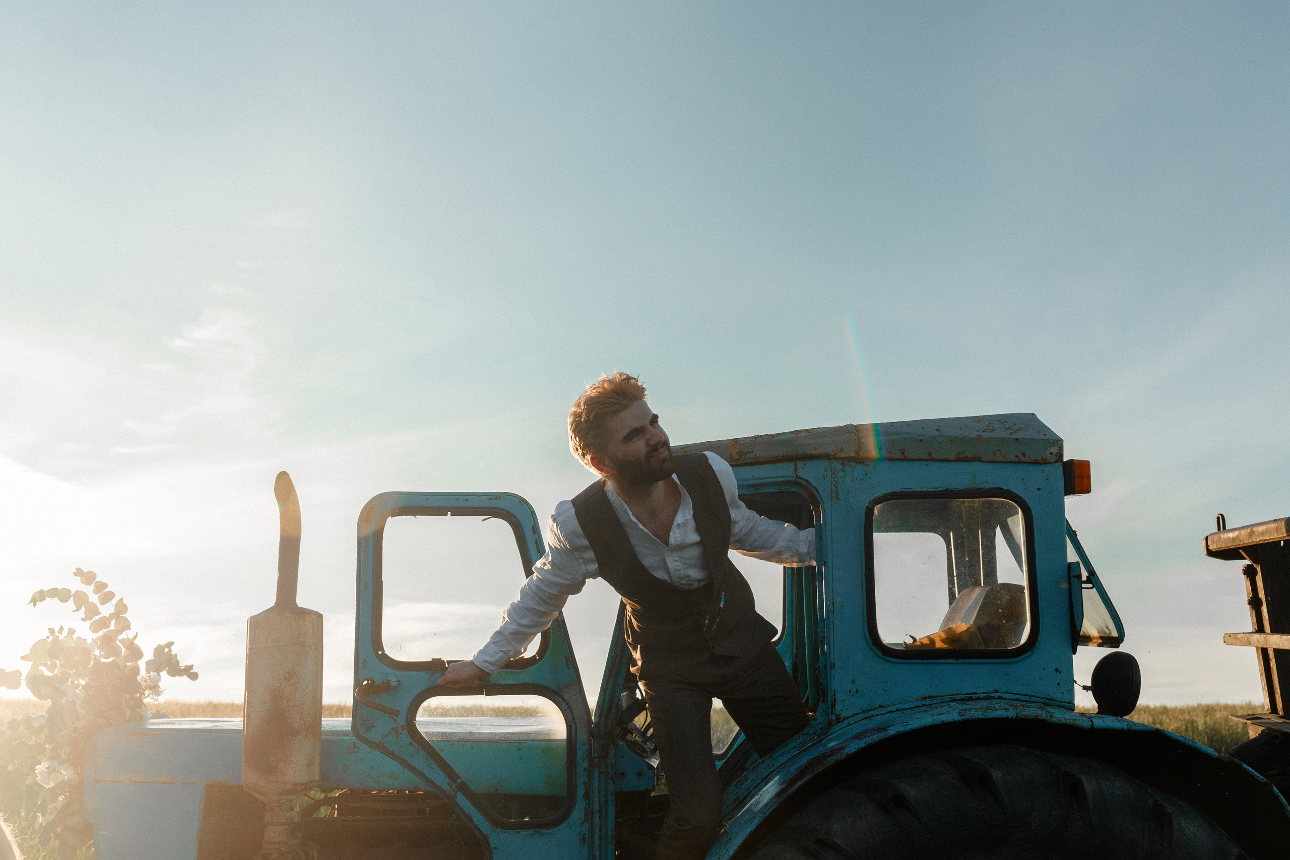 Стилизованная фотосессия молодой пары на закате