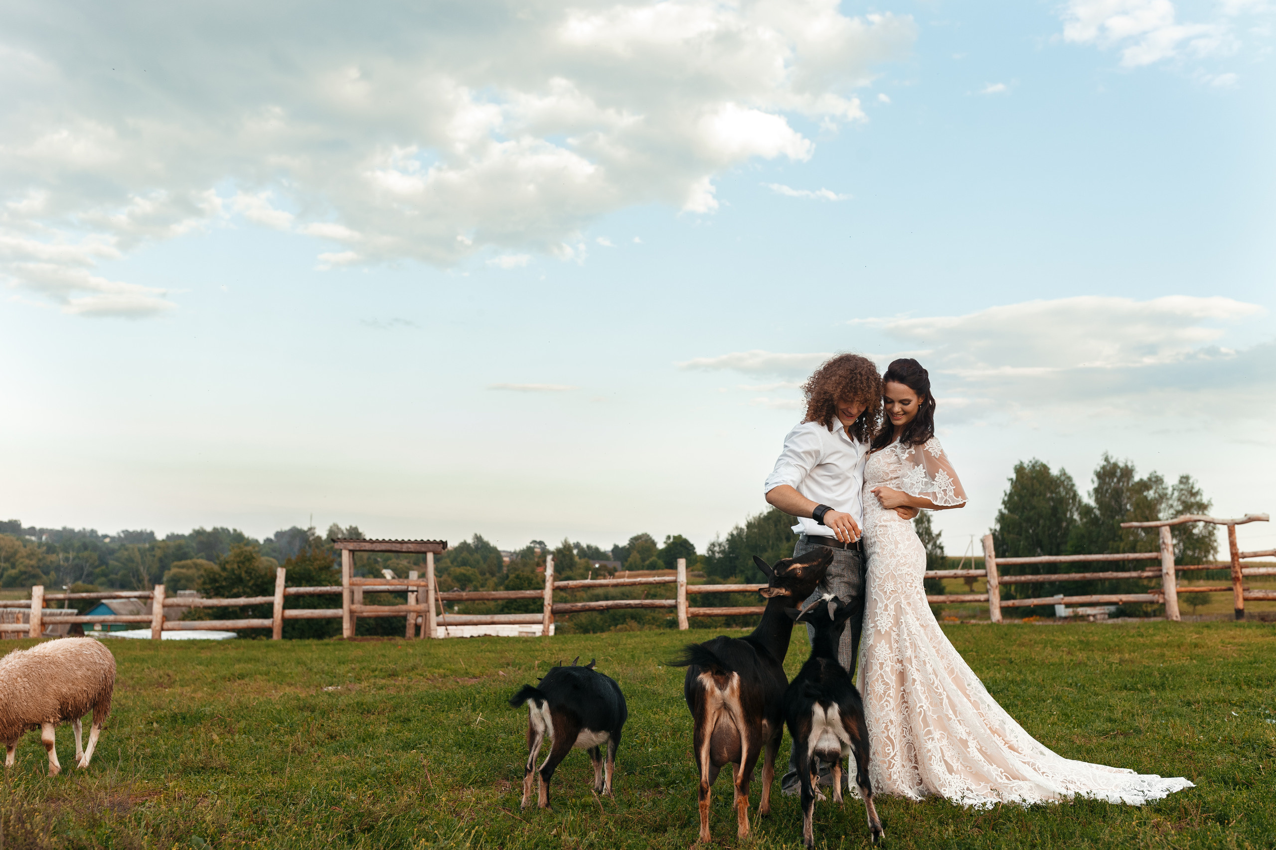 Фотосессия прекрасной пары на ферме среди лошадей
