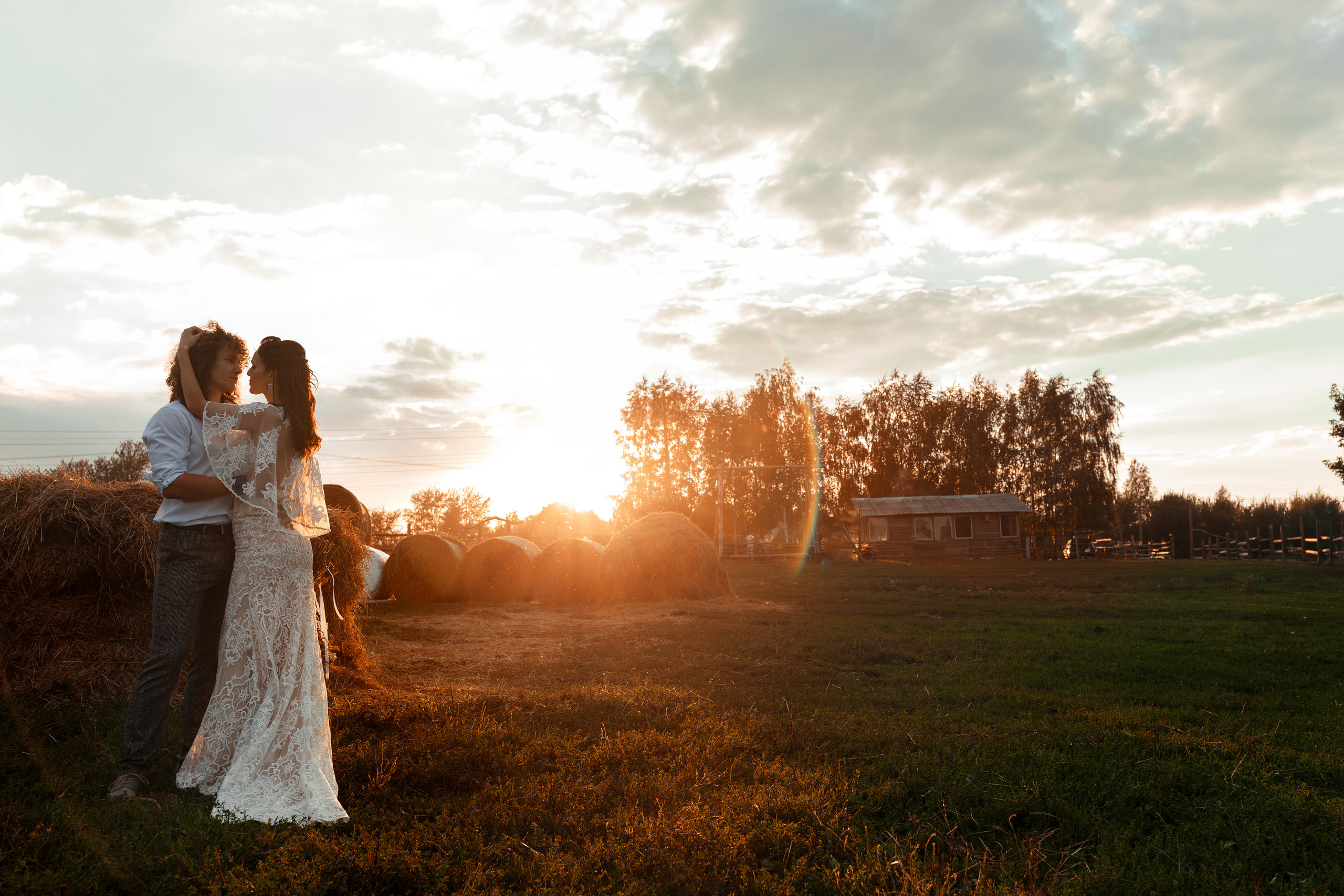 Фотосессия прекрасной пары на ферме среди лошадей