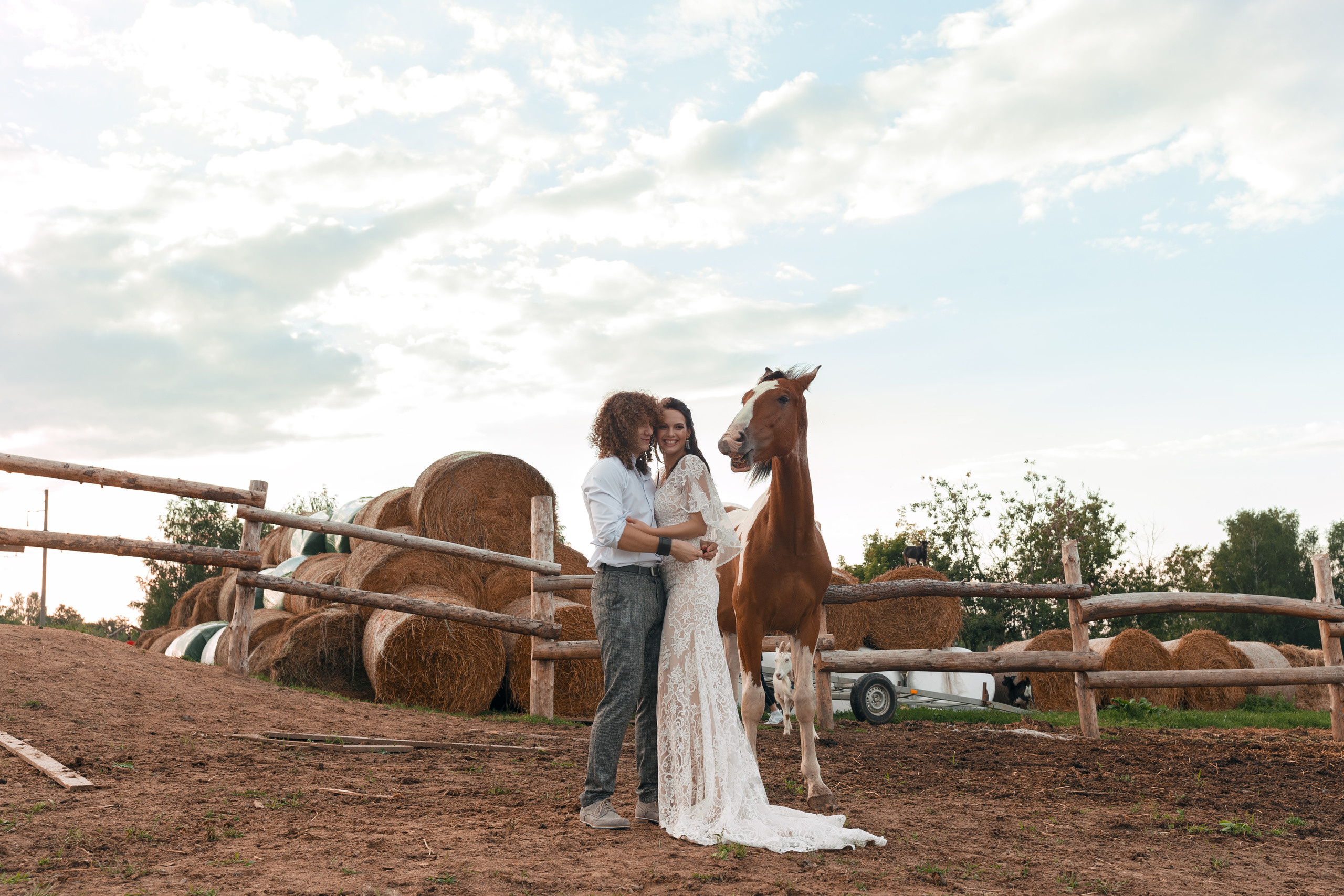 Фотосессия прекрасной пары на ферме среди лошадей