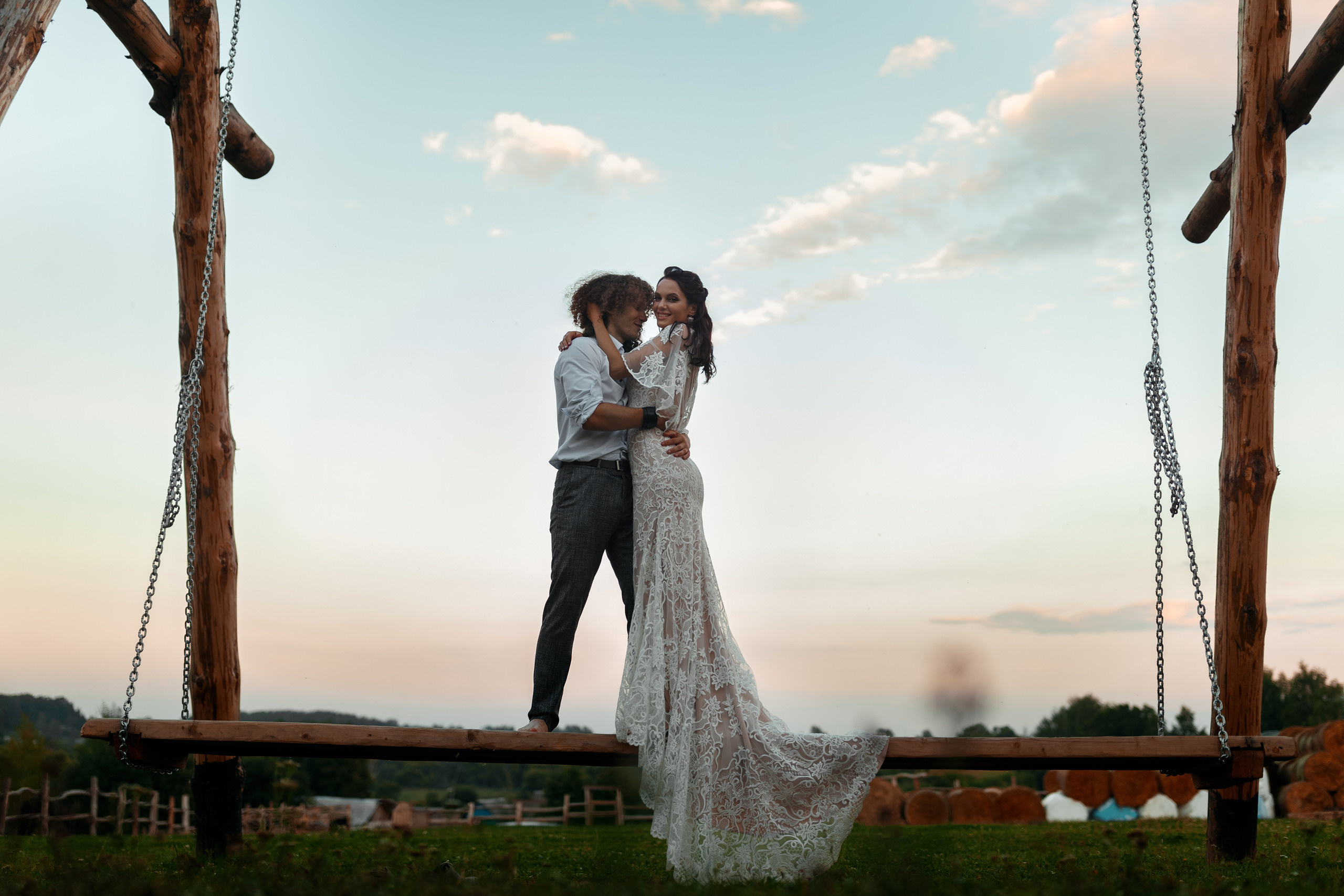 Фотосессия прекрасной пары на ферме среди лошадей