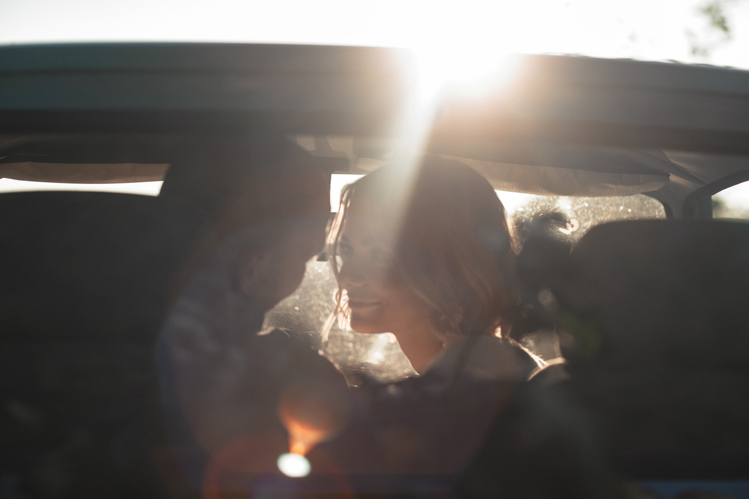 Чувственная фотосессия  в поле