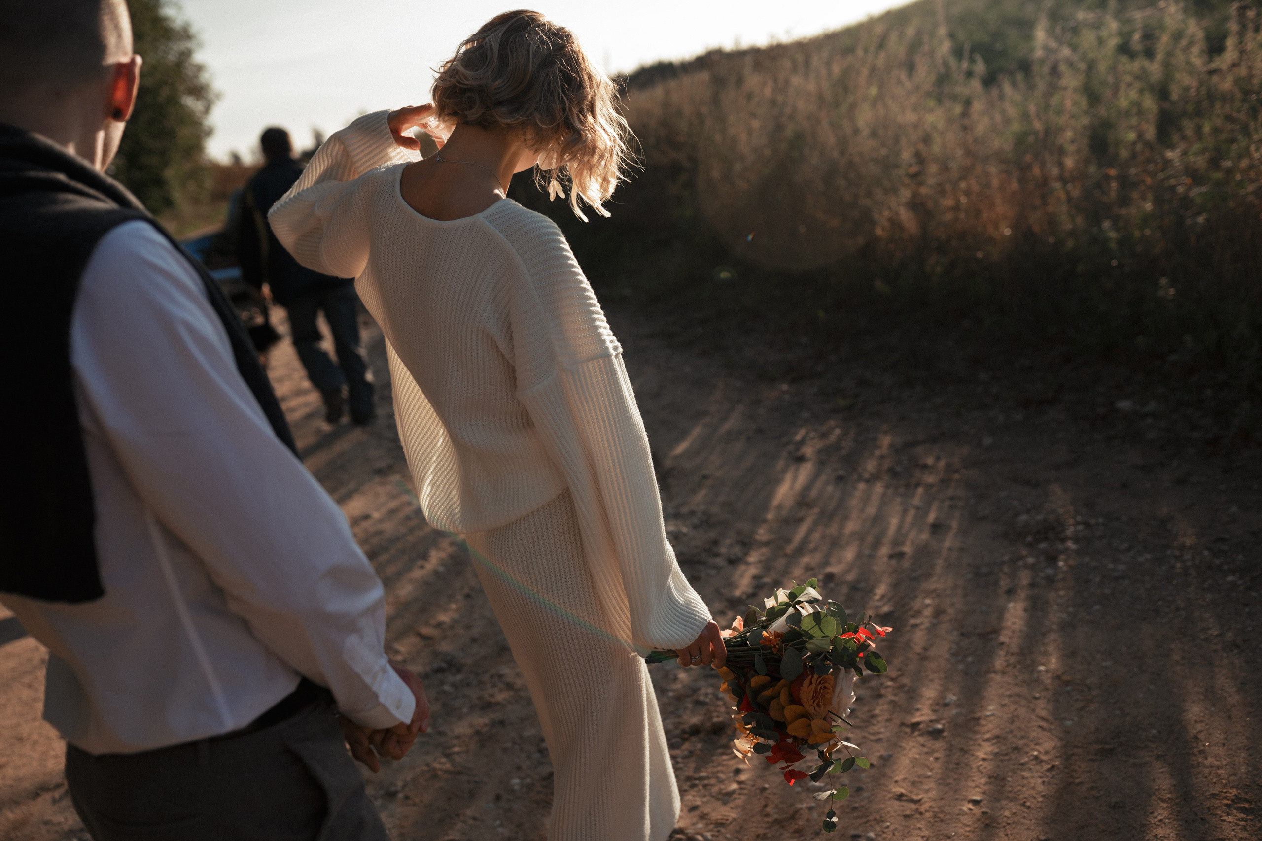 Невеста и жених провожают взглядом черного пса, которого они встретили на своем пути.