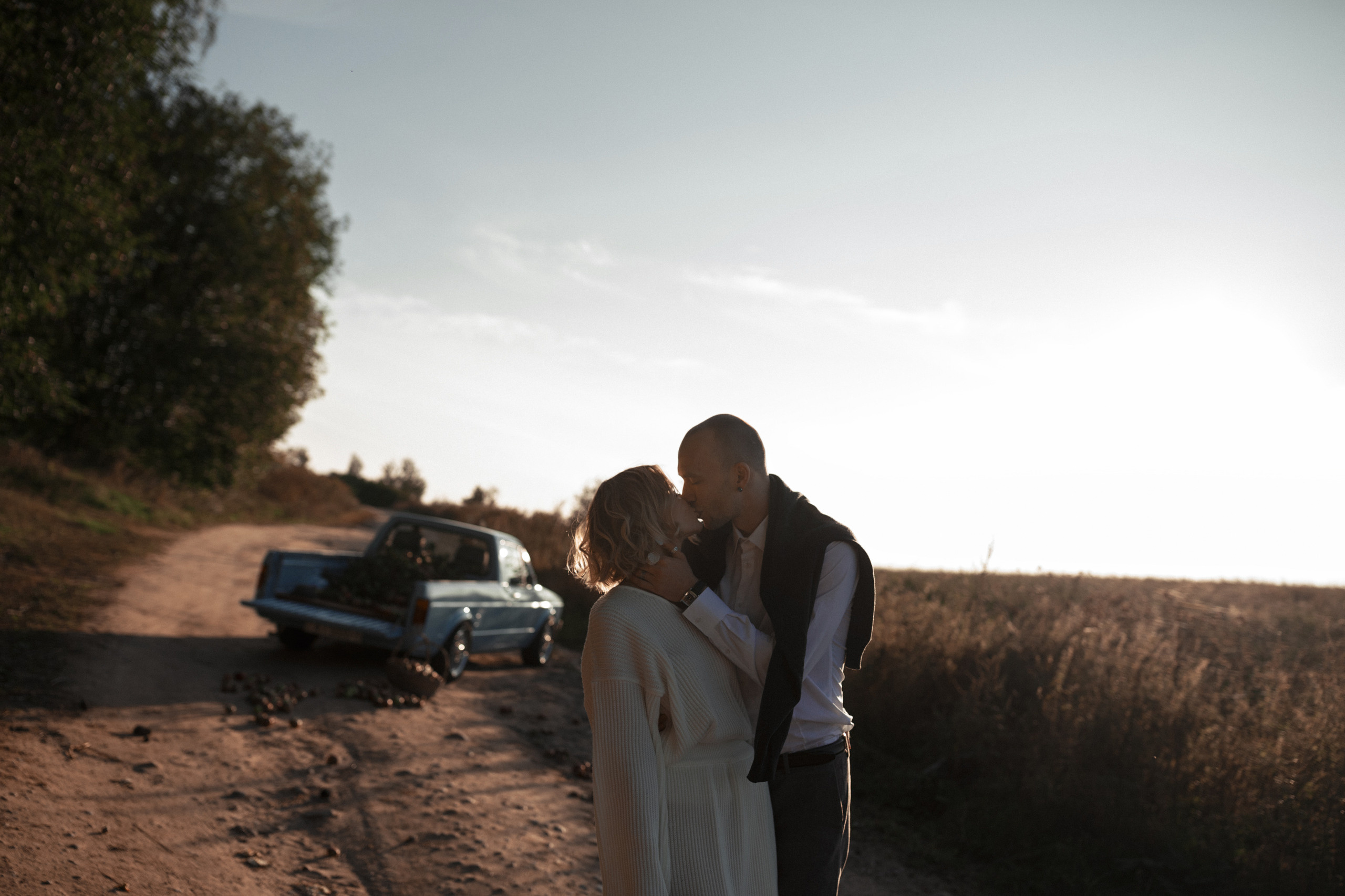 Чувственная фотосессия  в поле