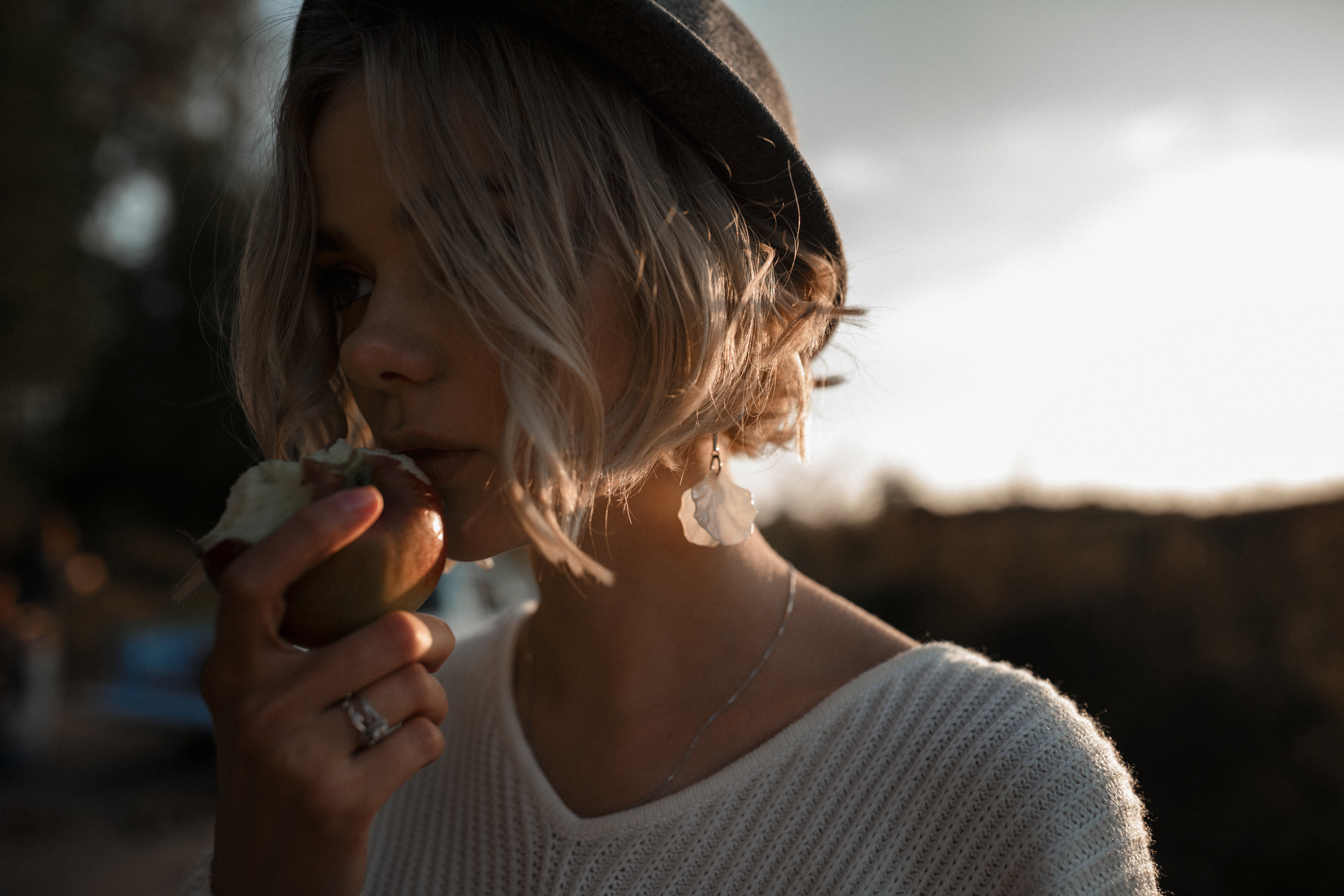 Чувственная фотосессия  в поле