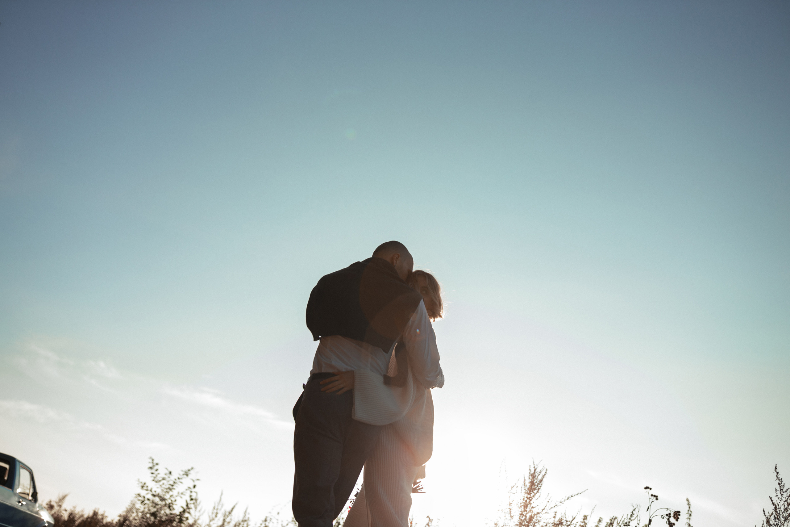 Чувственная фотосессия  в поле