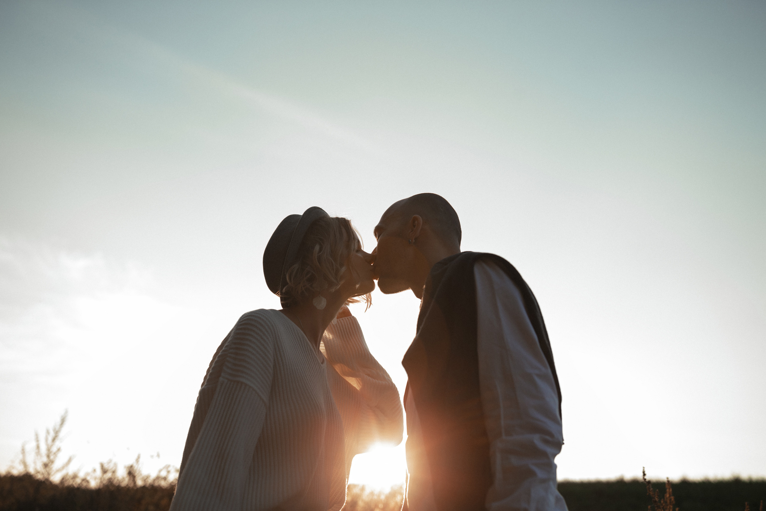 Чувственная фотосессия  в поле