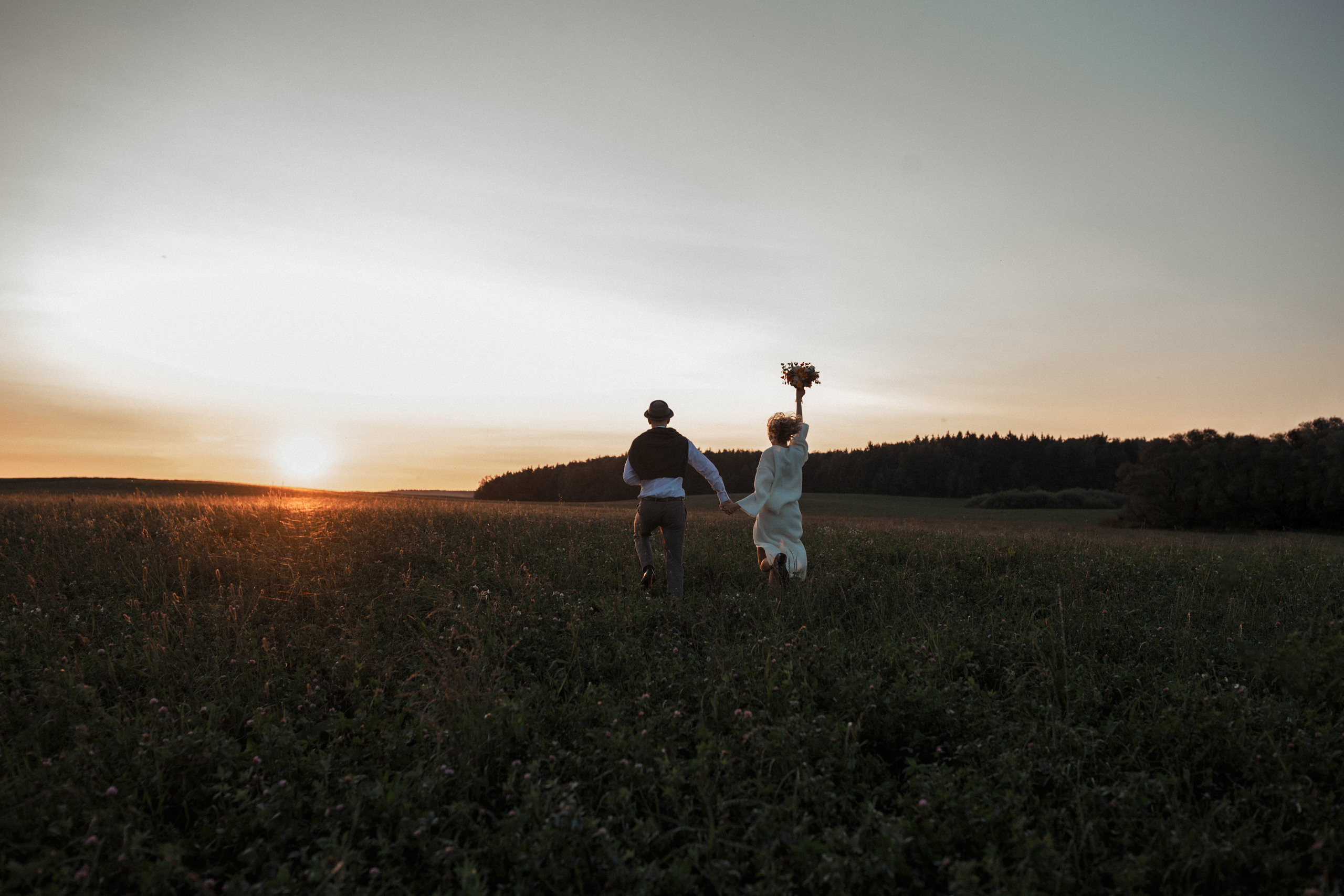 Чувственная фотосессия  в поле