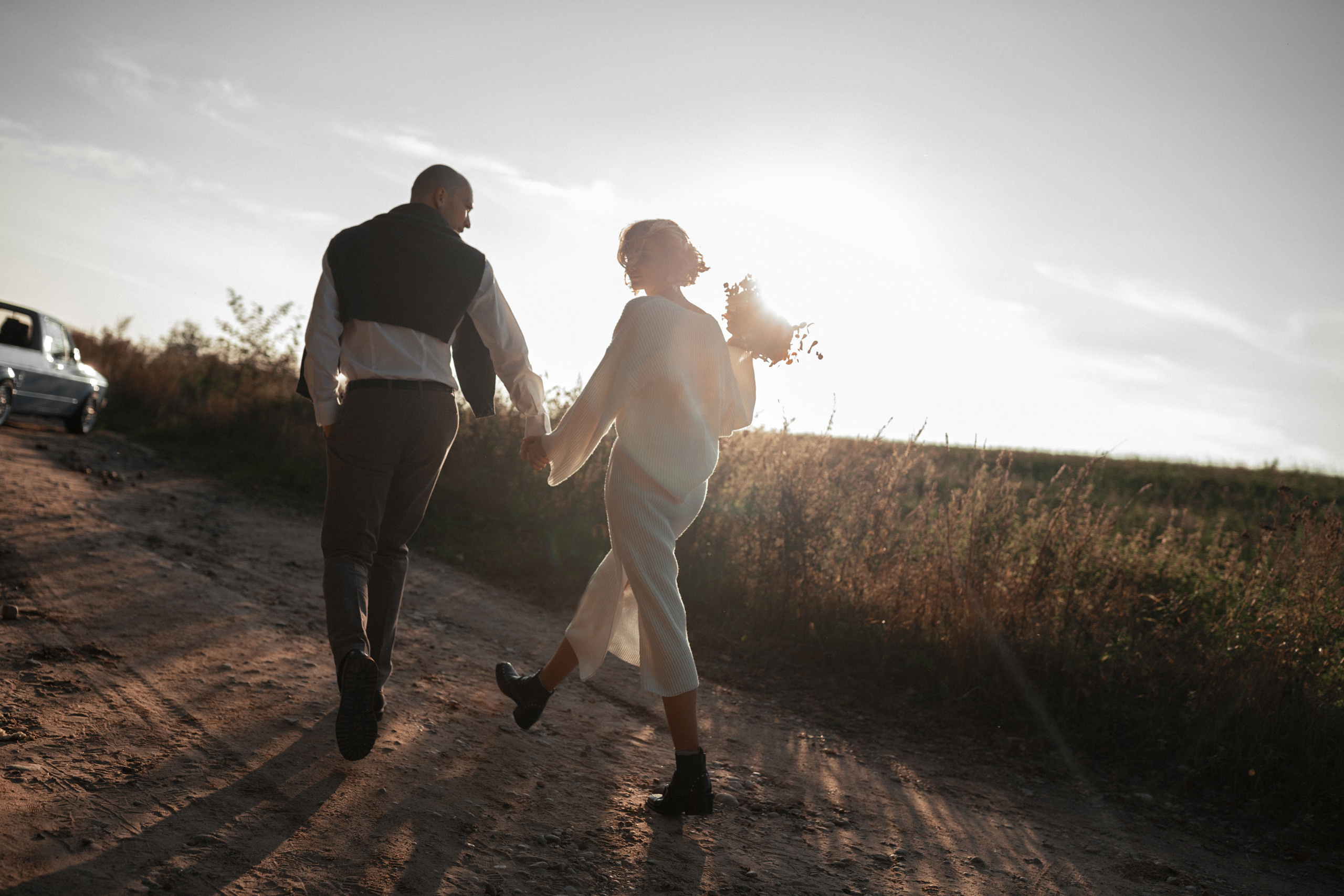 Взявшись за руки пара влюблённых побежала по песку.