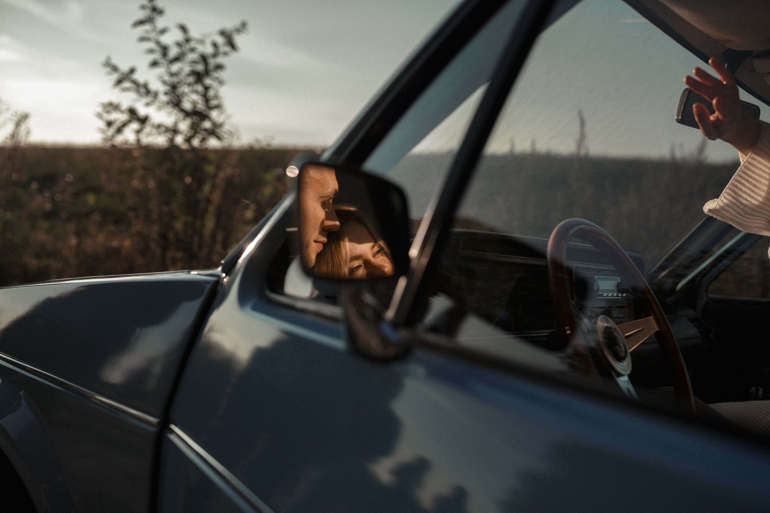 Чувственная фотосессия  в поле