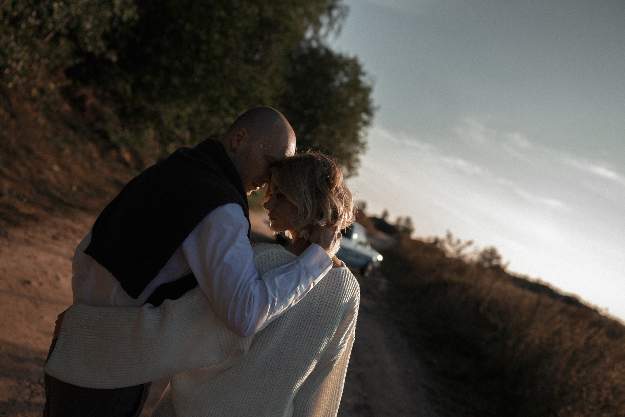 Пара влюбленных остановились, нежно обнялись. Невеста задумчиво посмотрела.